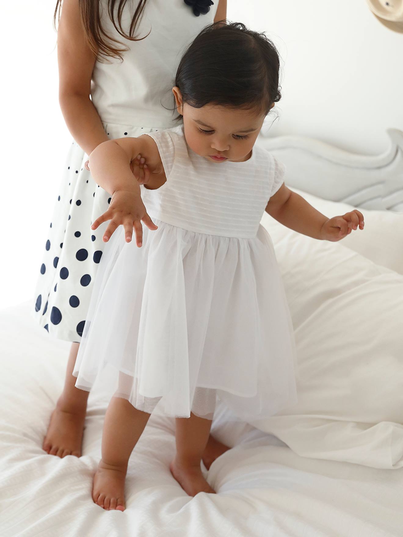 Vestido de tule branco claro e liso para cerimônia de bebê