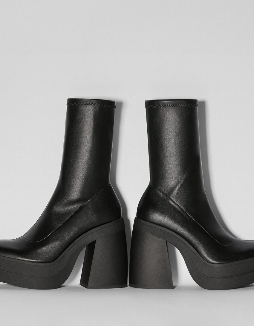 Botas de cano curto com plataforma e salto alto.