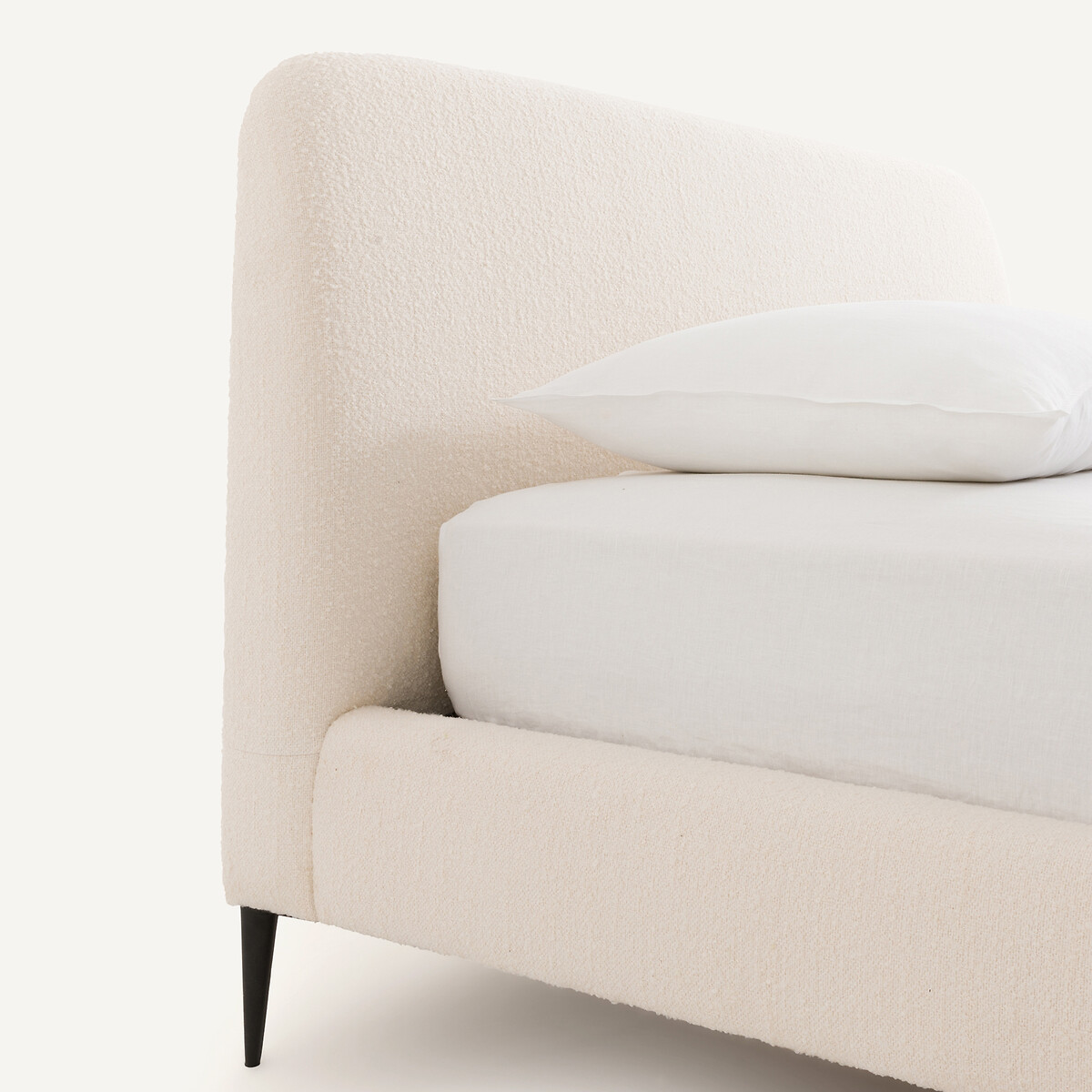 AM.PM<br>Cama de casal em tecido bouclé, modelo Oscar E. Gallina