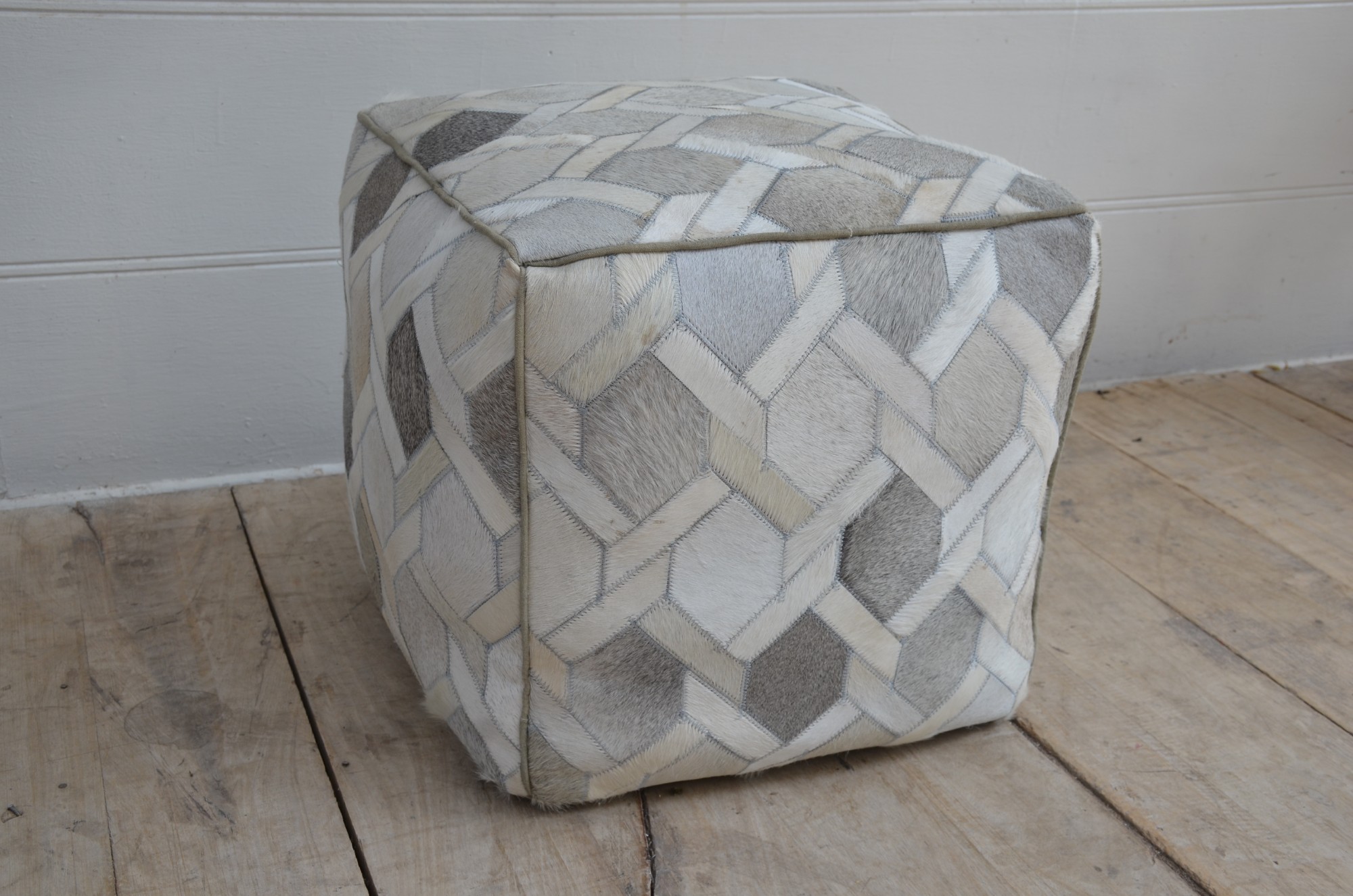 Fellpouf 'Gisquard', grau-weiß, H 45 cm, B 45 cm, T 45 cm von fischer's lagerhaus