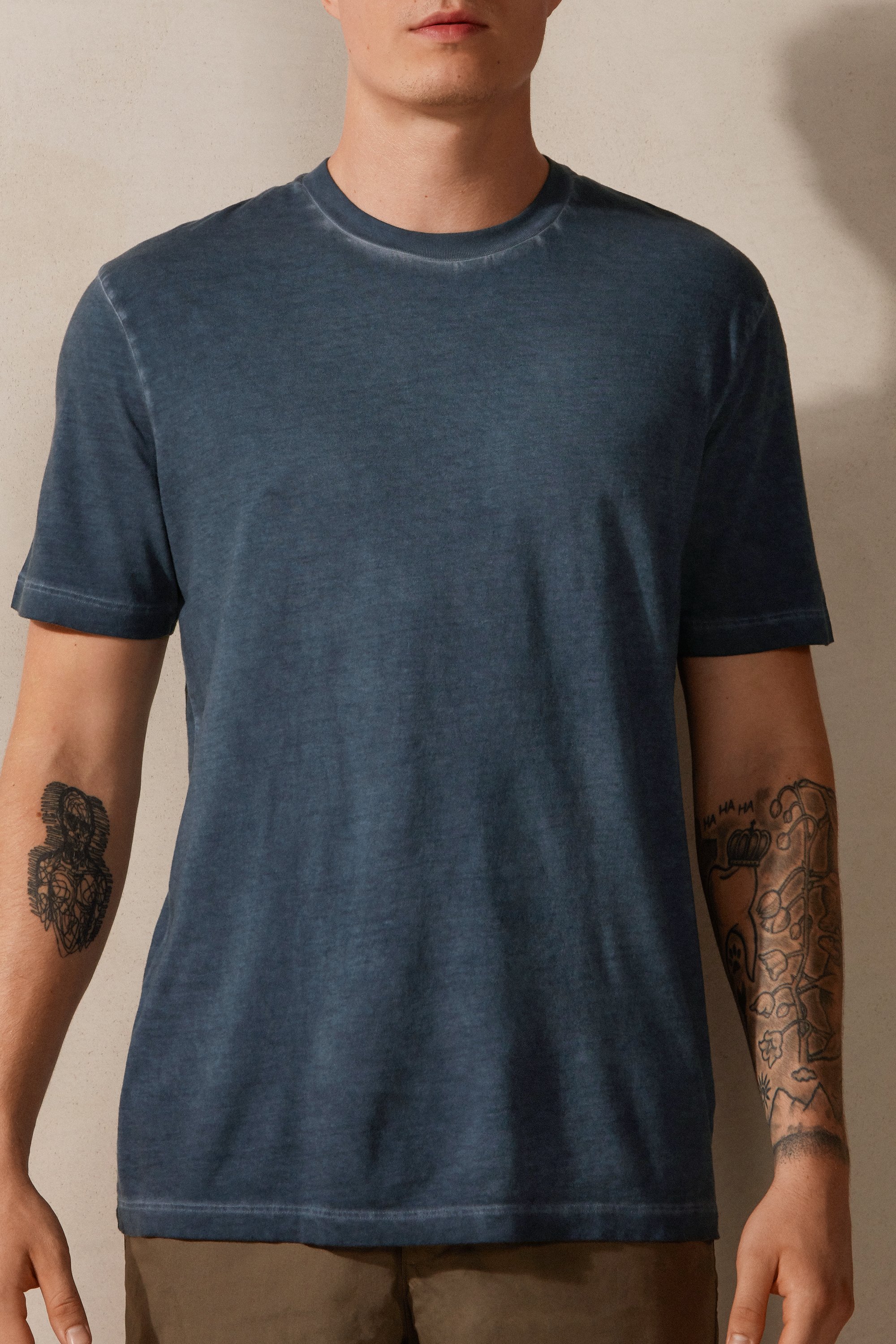 Camiseta de manga curta em algodão com lavagem desgastada