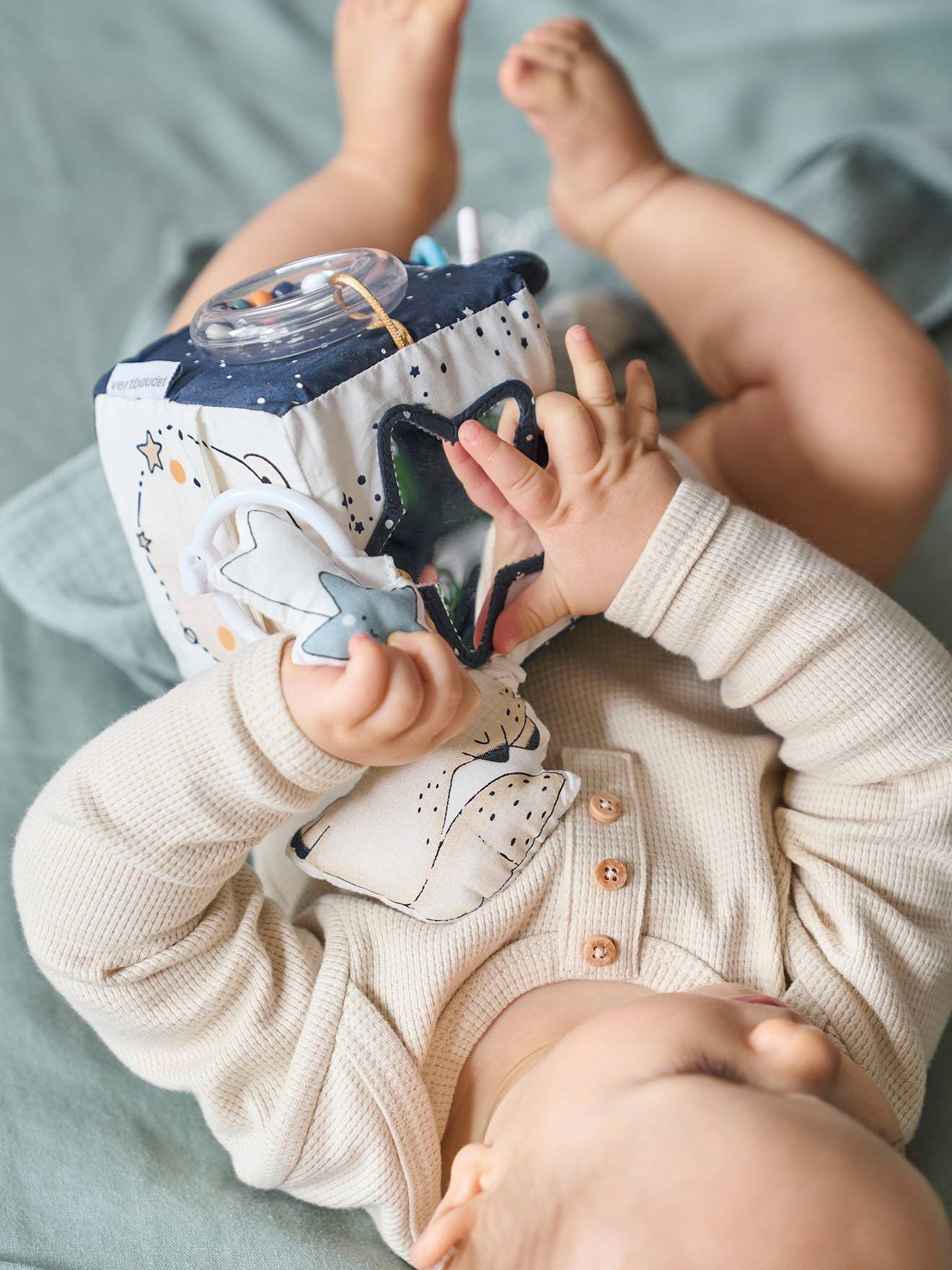 Cubo de atividades suspenso CELESTE azul escuro liso com motivos