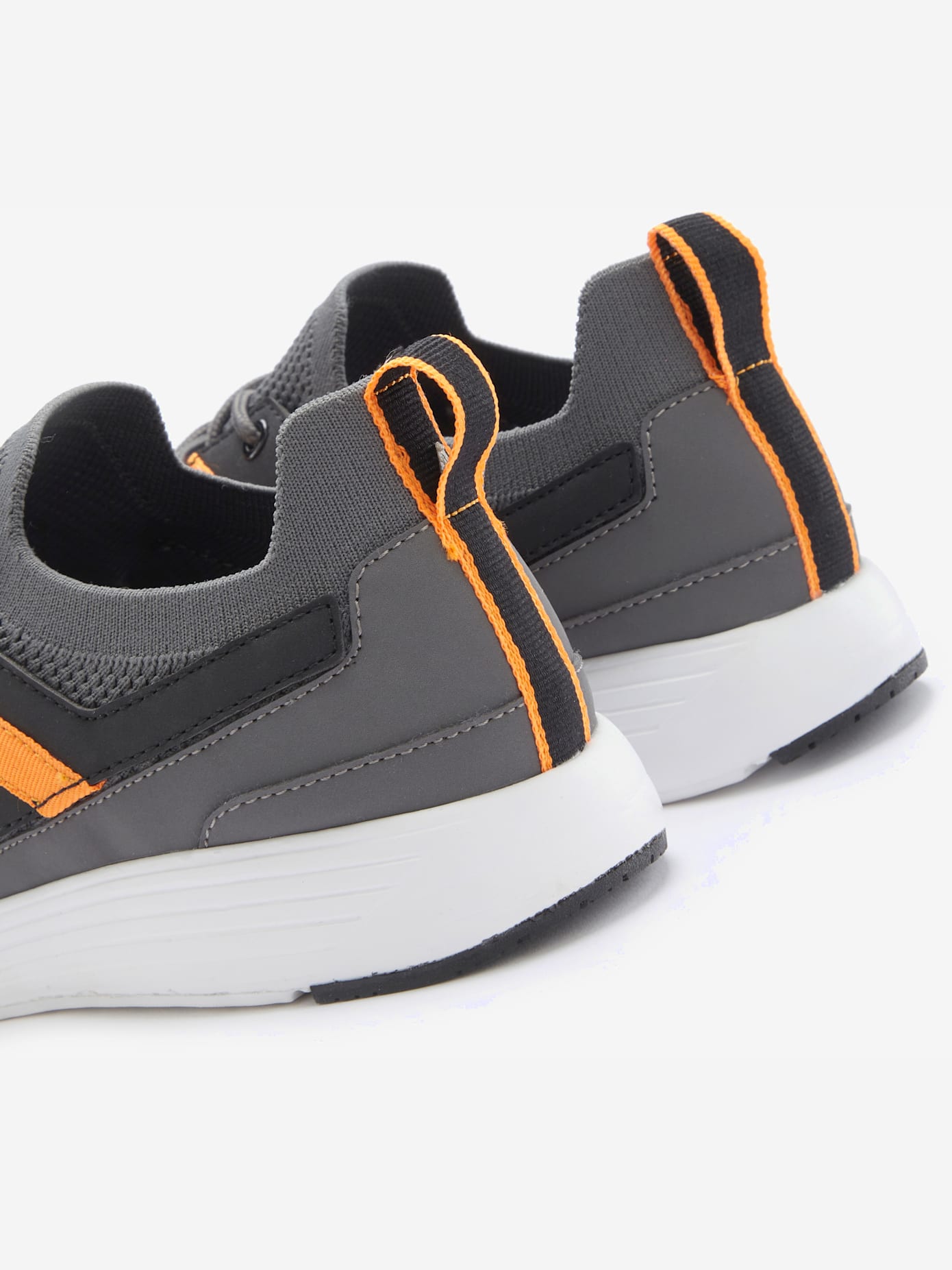 Baskets sneakers sportives et confortables avec détails colorés tendance et semelle intérieure rembourrée