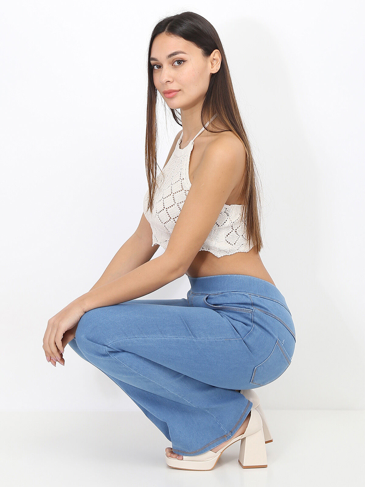 Crop top en crochet à encolure américaine- Beige