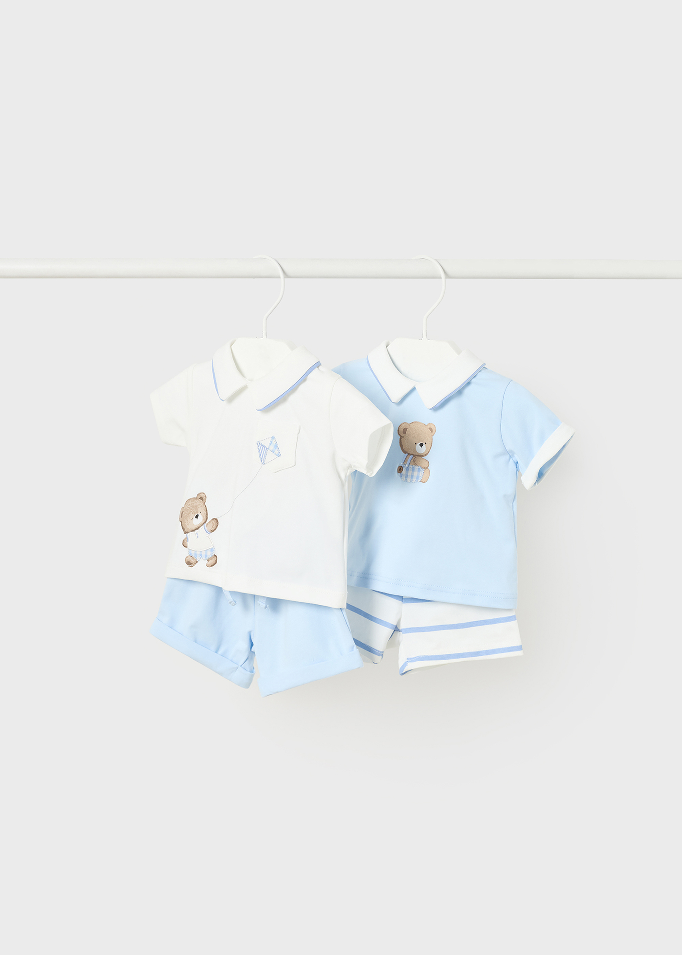 Conjunto de 4 peças em algodão sustentável para recém-nascidos.
