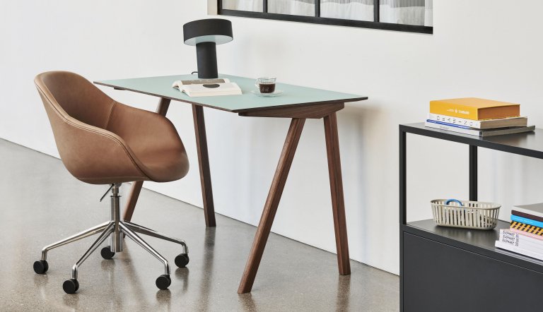 Hay Copenhague CPH90 bureau 130x65, gelakt walnoot bordeaux