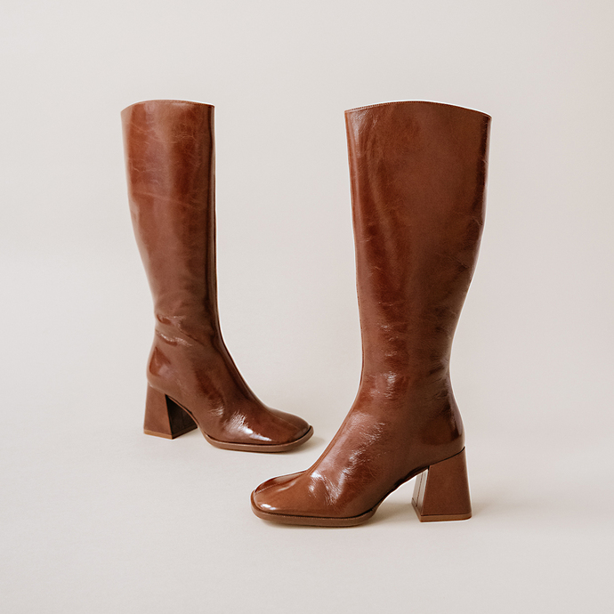 Bottes à bouts carrés et talons épais  en cuir brillant marron