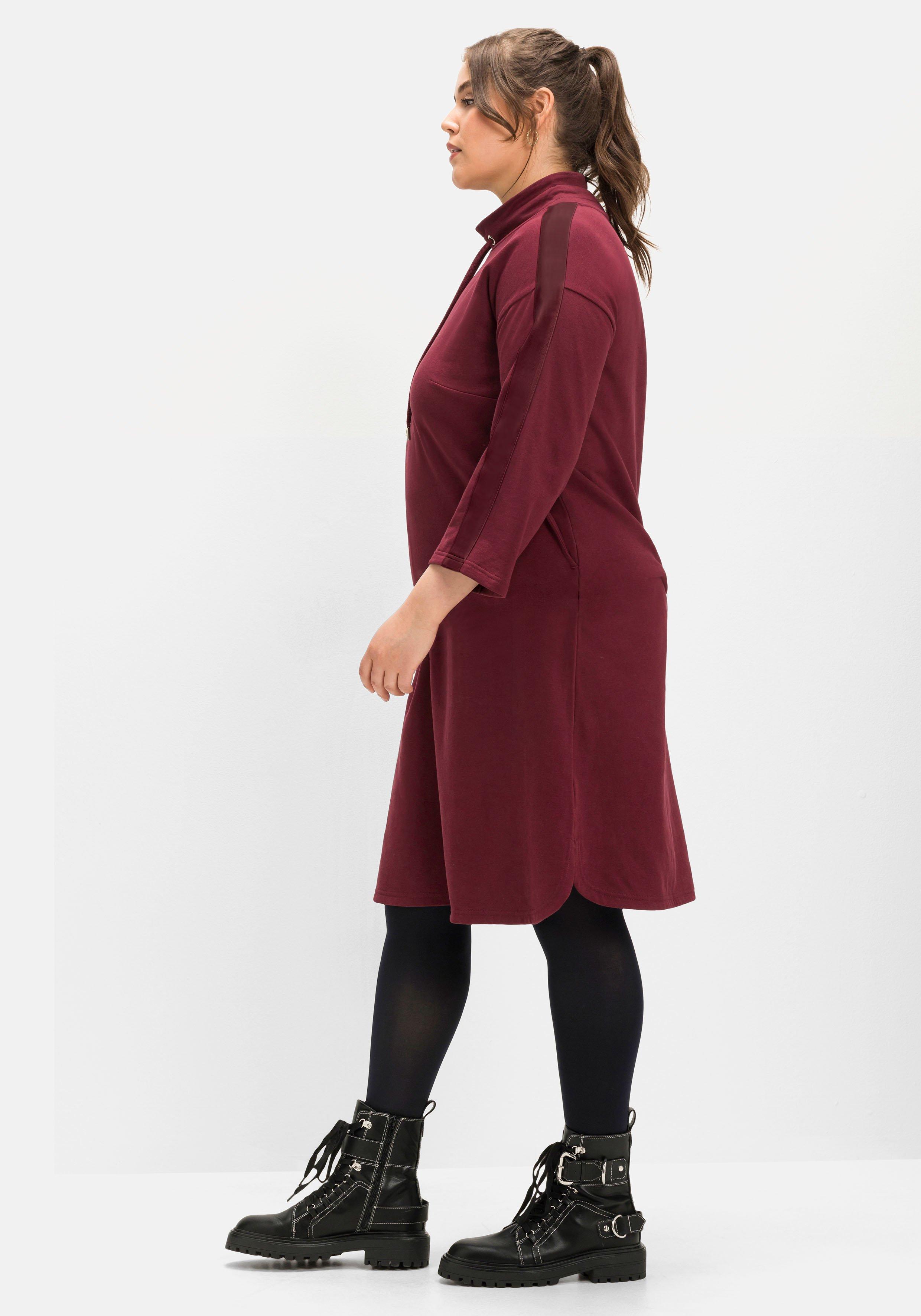 Sweatkleid mit Streifentape an Arm und Schulter