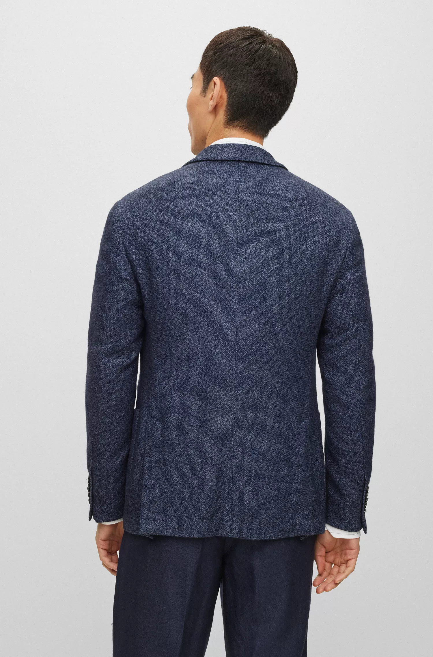 Jaqueta BOSS cor camelo, corte slim, em seda e cashmere com microestampa.