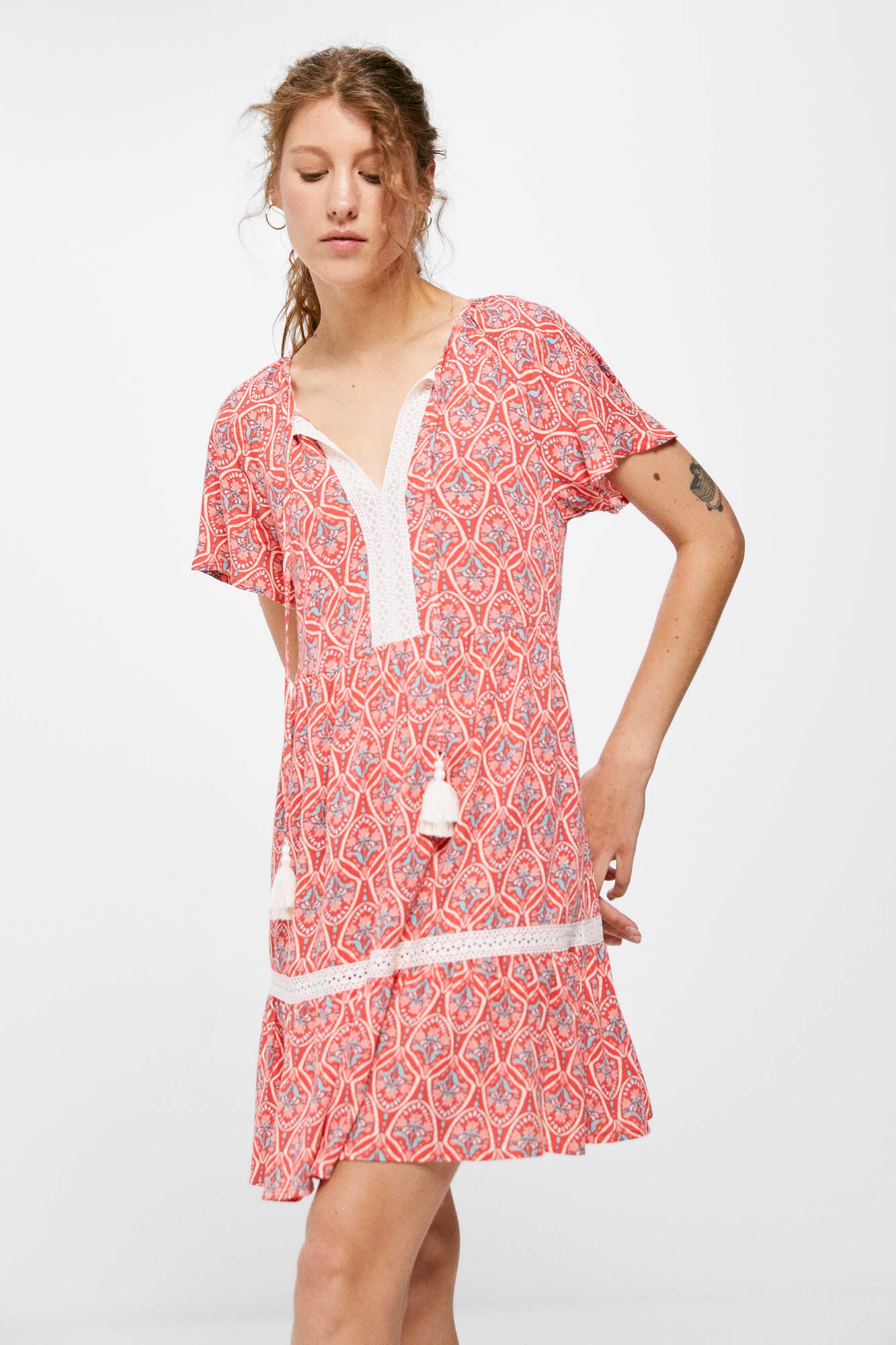 Vestido curto com laços de renda