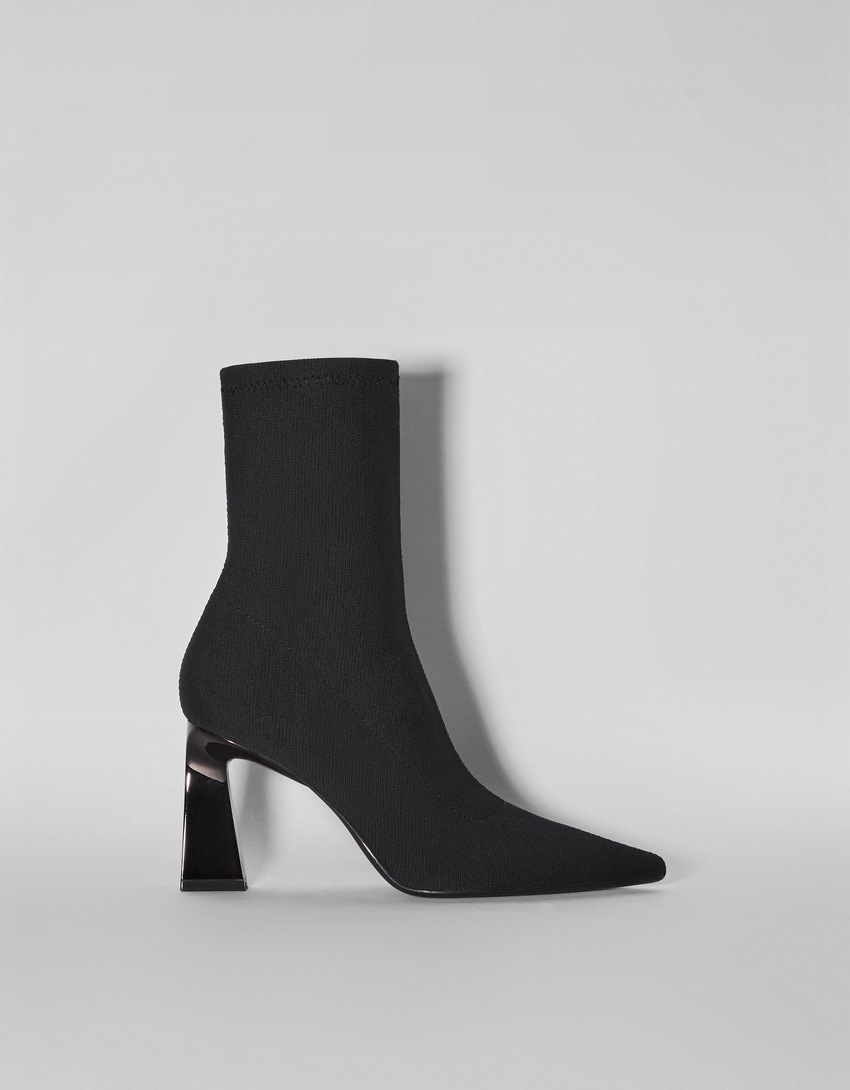 Botas de cano curto ajustadas com salto metálico