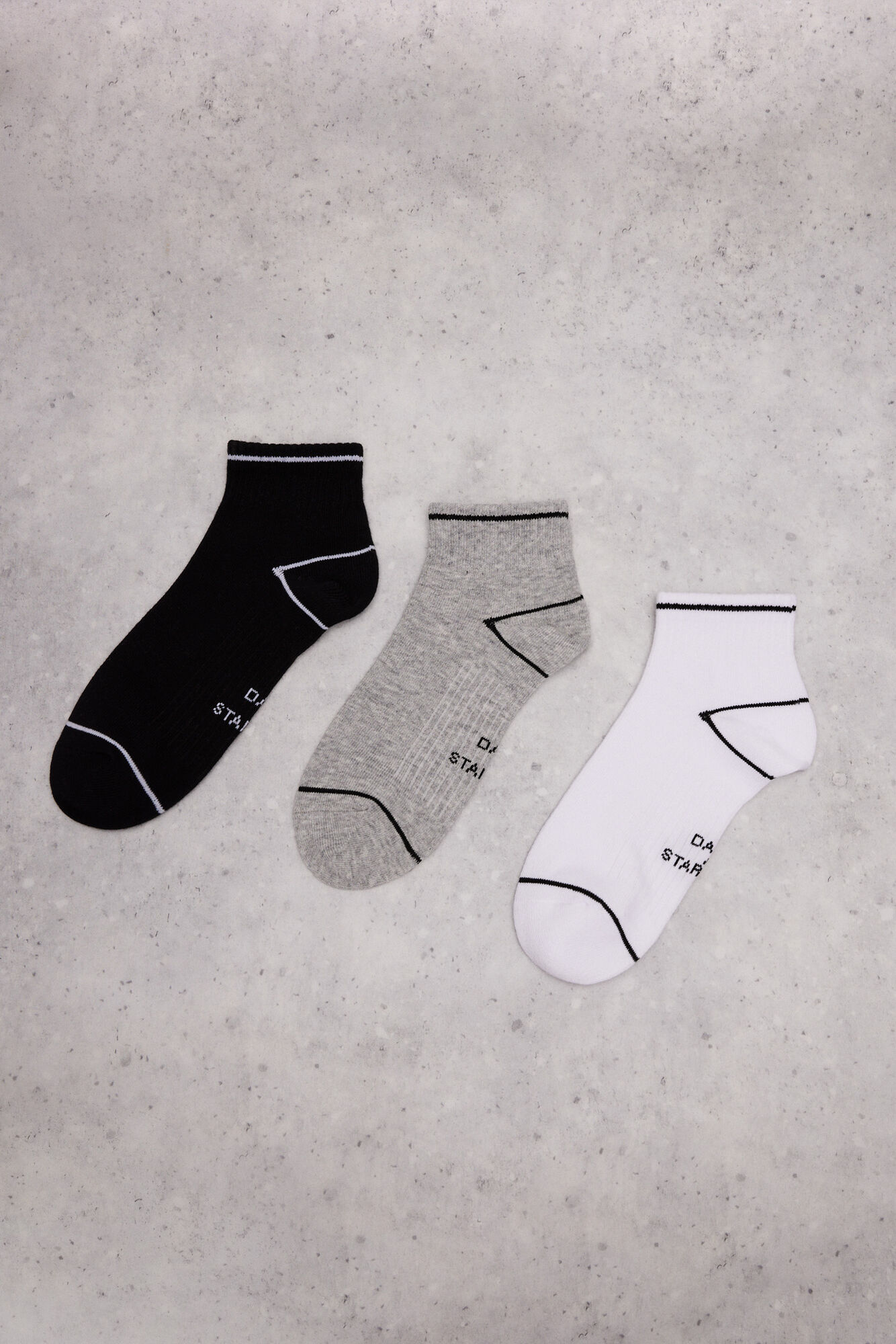 Pacote com 3 pares de meias técnicas curtas para crianças.