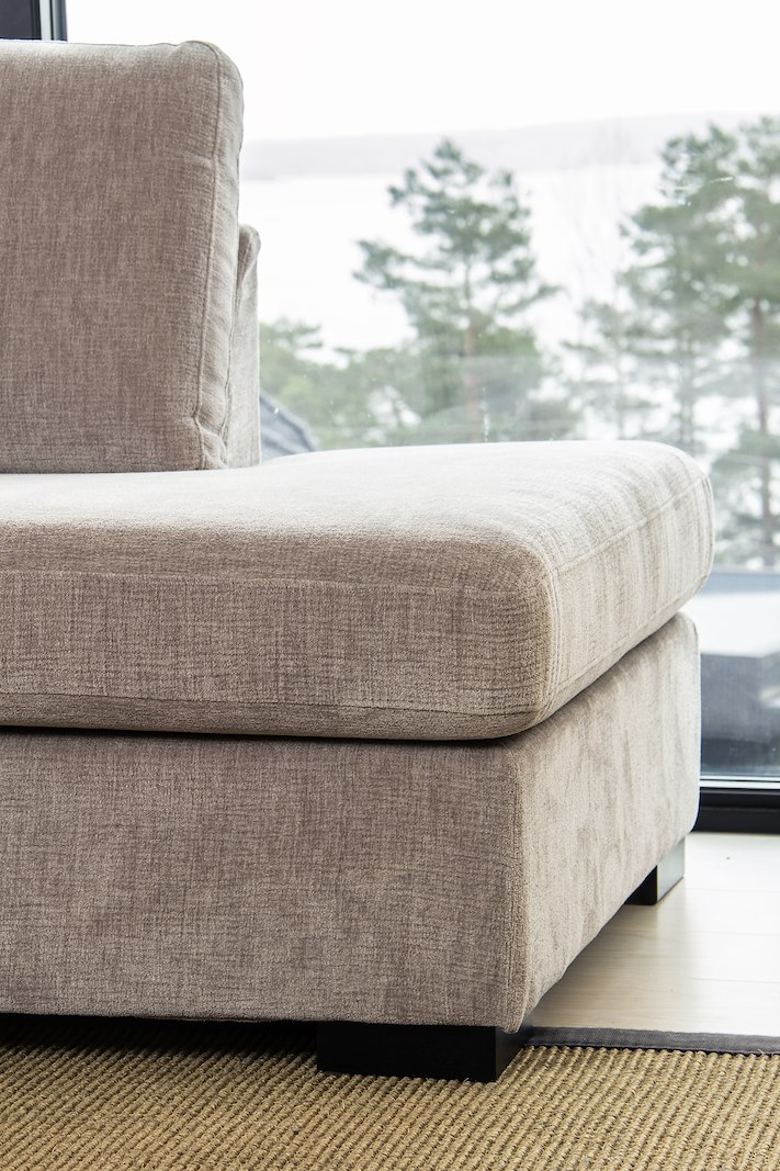 Pixel U-sofa Åpen ende venstre, hjørne, 2-seter og sjeselong høyre i tekstil Daisy 01 Beige med lav front, sorte treben W02 og arm A15. Komfort 2 puter.