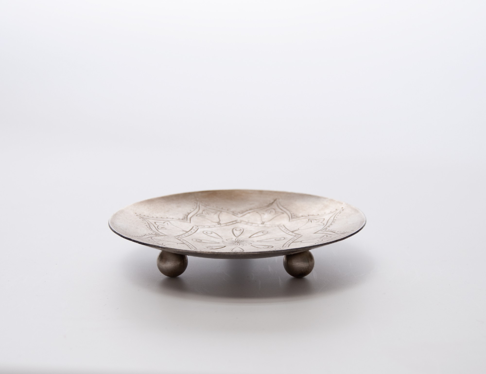 Teller rund, vernickelt, silber, H 3 cm, Ø 13 cm von fischer's lagerhaus
