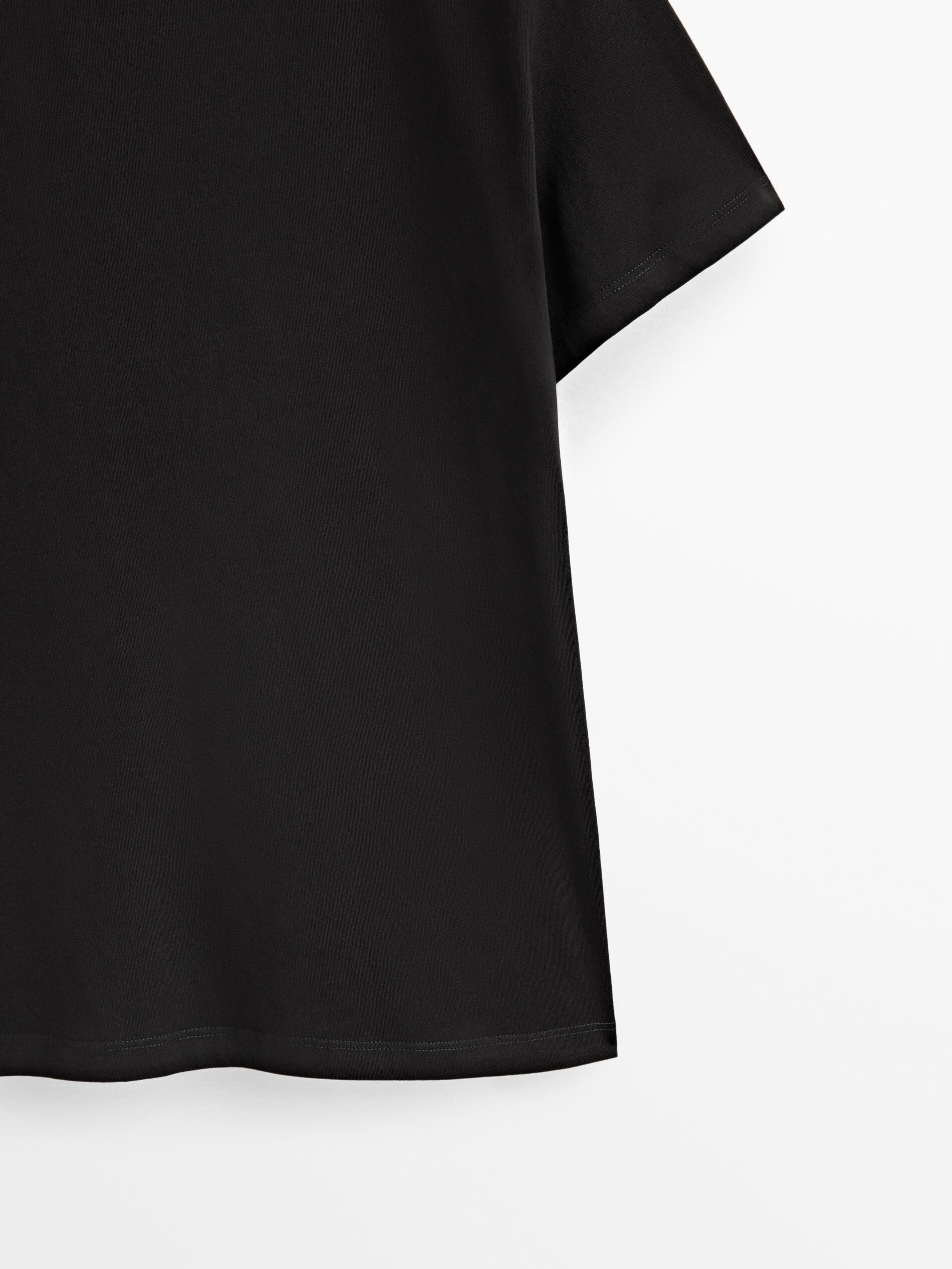 Camiseta de algodão com detalhe de botão - PRETA