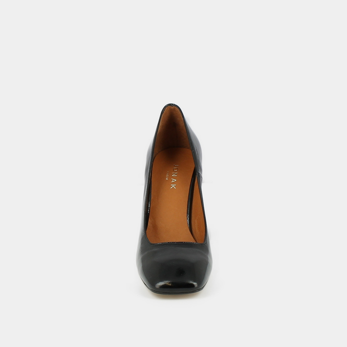 Escarpins à talons hauts et bouts carrés...  en vernis plissé noir