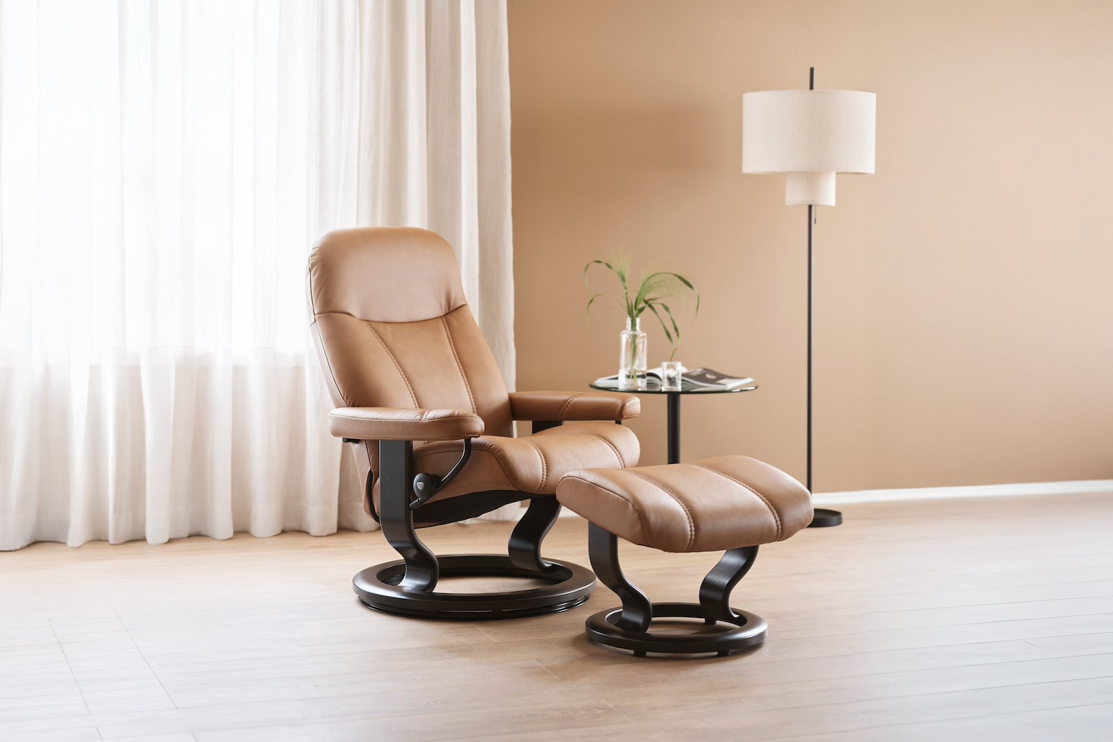 Consul (M) Classic lenestol med krakk Hud Paloma Spesial Taupe og Classic understell wengebeiset