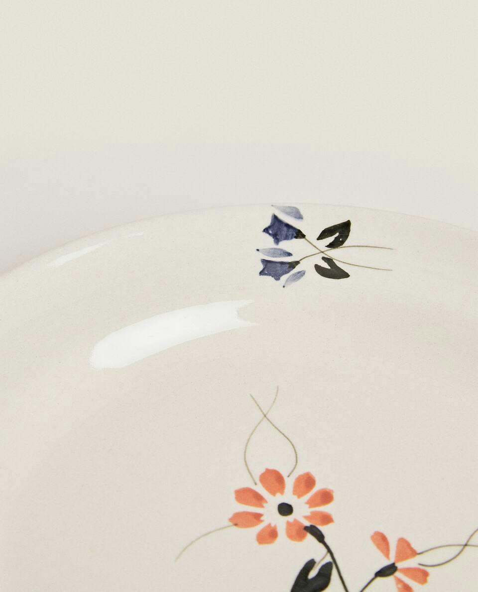Louça de mesa de barro pintada com motivos florais