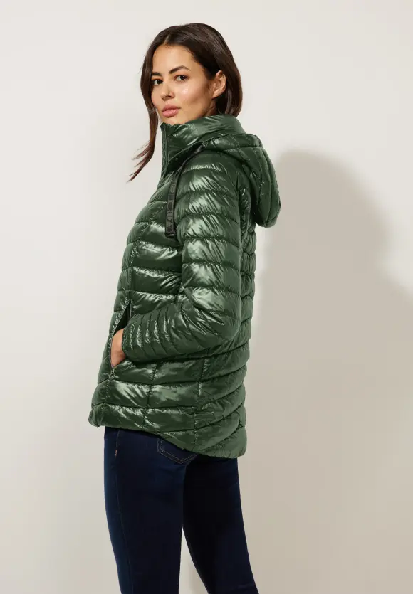 Kurze Steppjacke mit Kapuze - verdant green