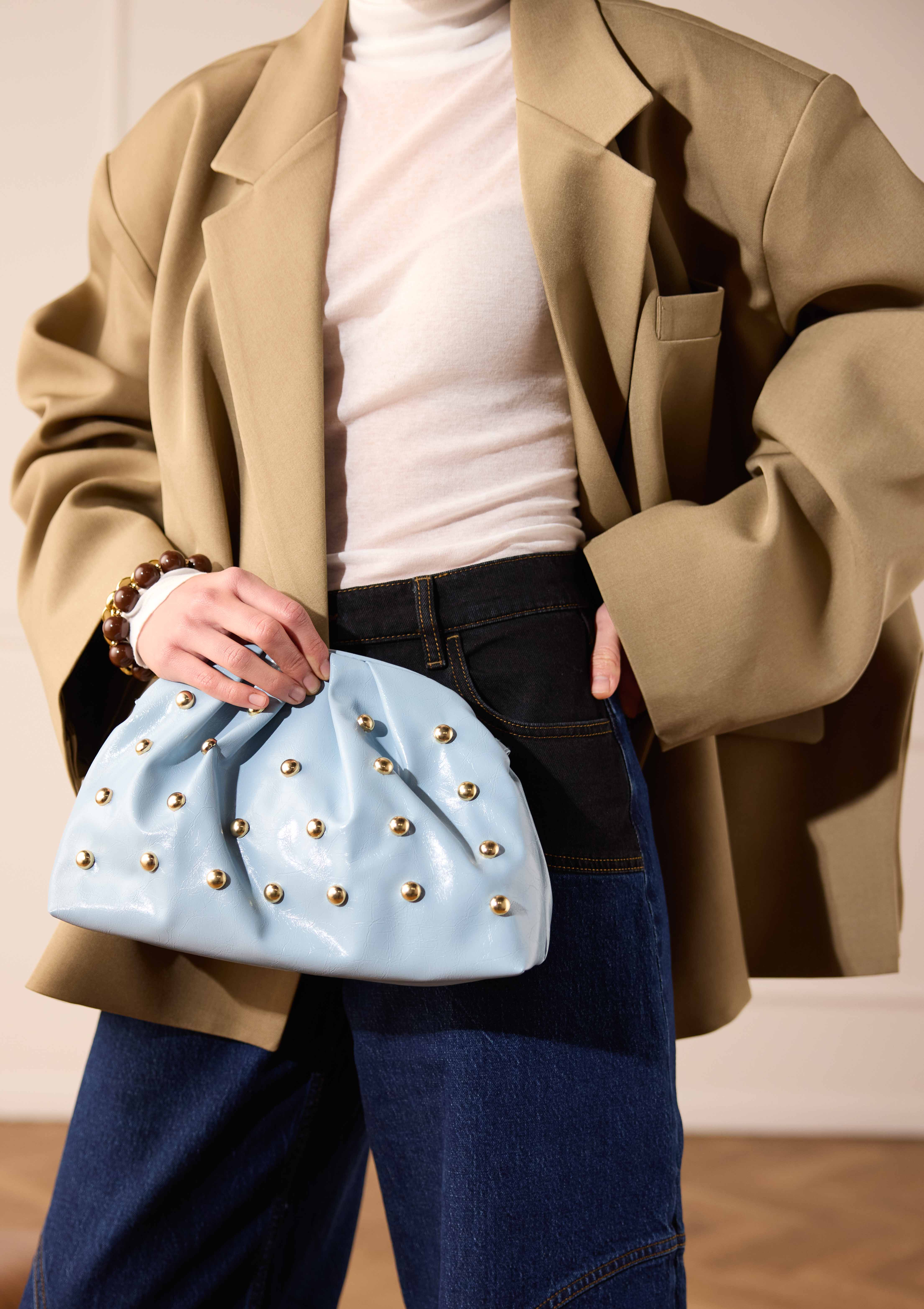 Lichtblauwe clutch met gouden studs