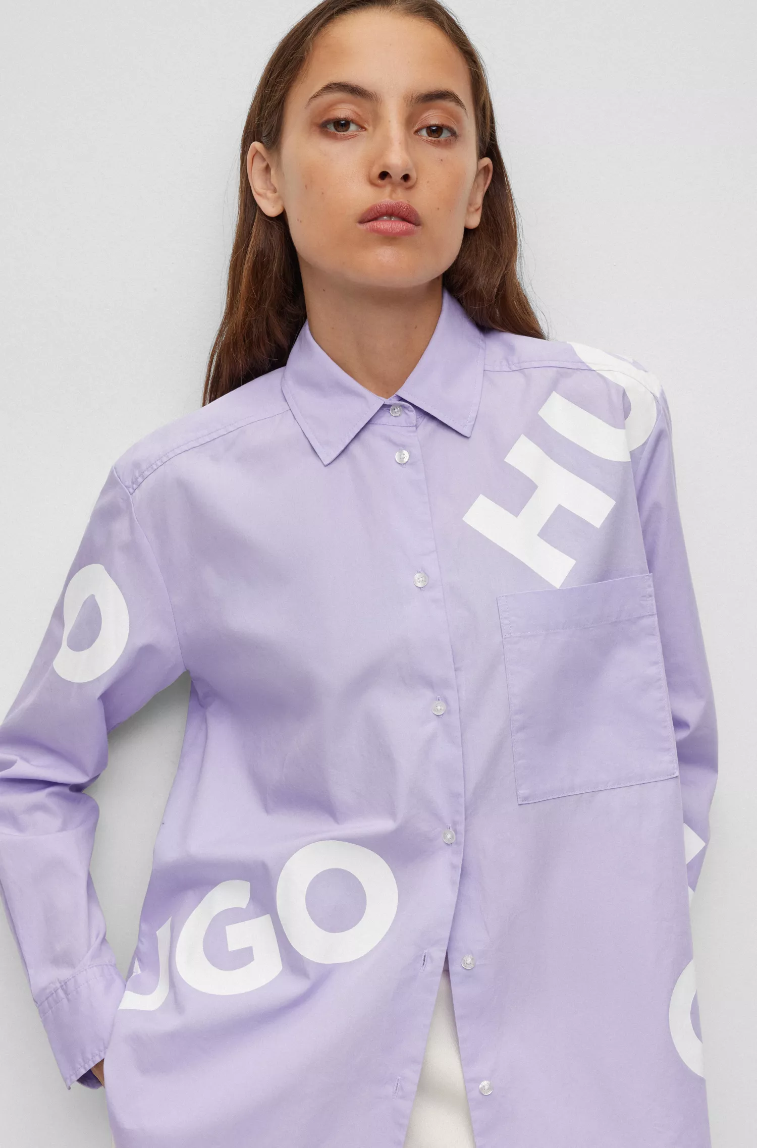 Blusa HUGO vermelha de algodão orgânico com modelagem oversized e logos contrastantes.
