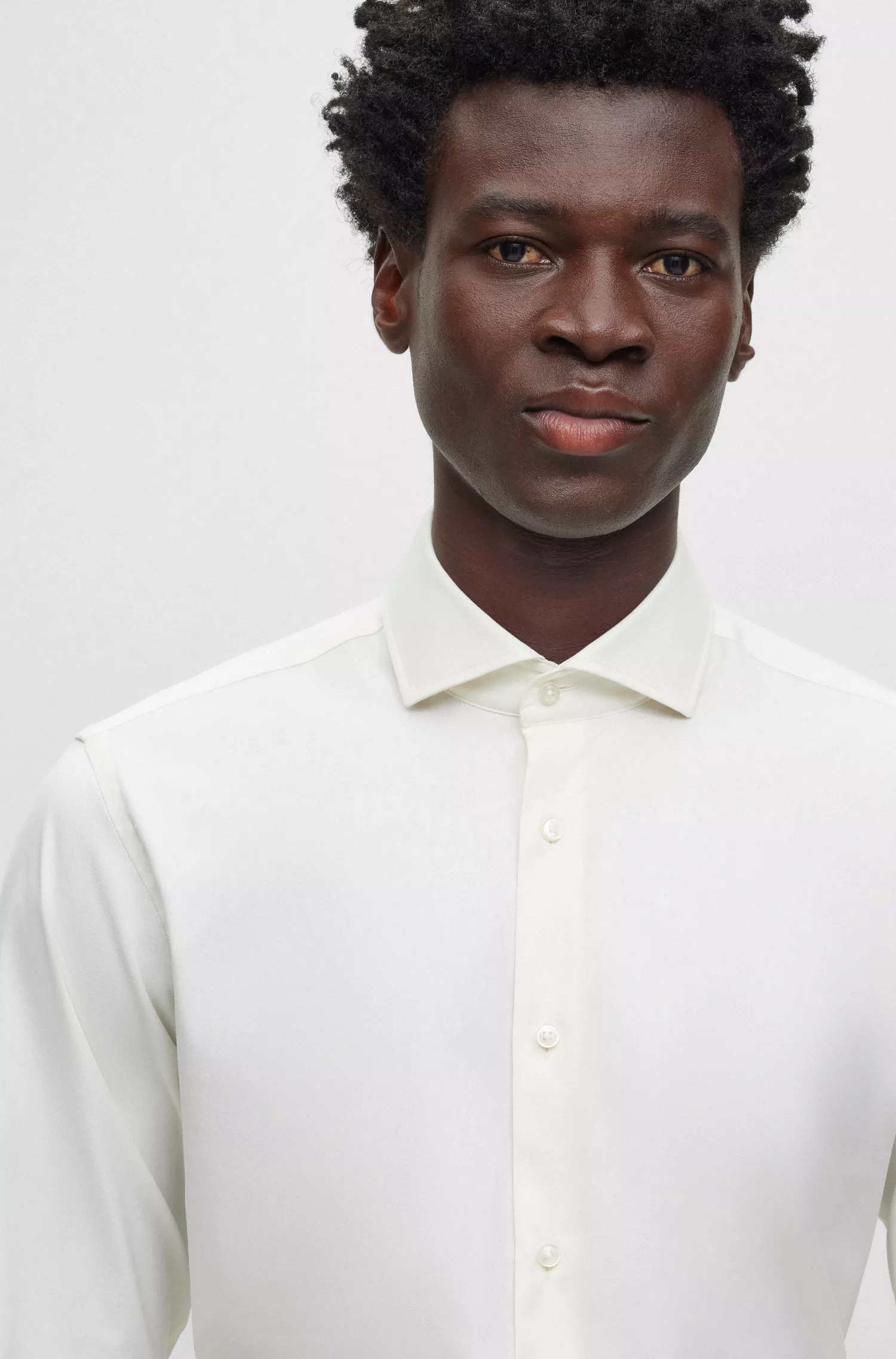 Camisa BOSS preta de corte regular em sarja de algodão com elastano.