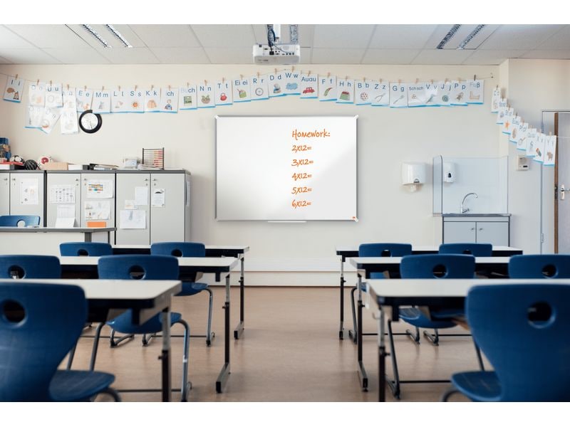 Nobo Premium Plus Whiteboard Stahl 90 x 180 cm, magnethafte Stahl Whiteboard im klassischen Format 90 x 180 cm mit magnetischer Oberfläche und Eckmontage