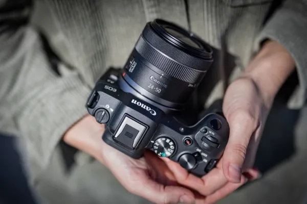 Canon EOS R8 - Digitalkamera - spejlløst - 24.2 MP - Full Frame - 4K / 60 fps - kun kamerahus - Wi-Fi, Bluetooth - sort