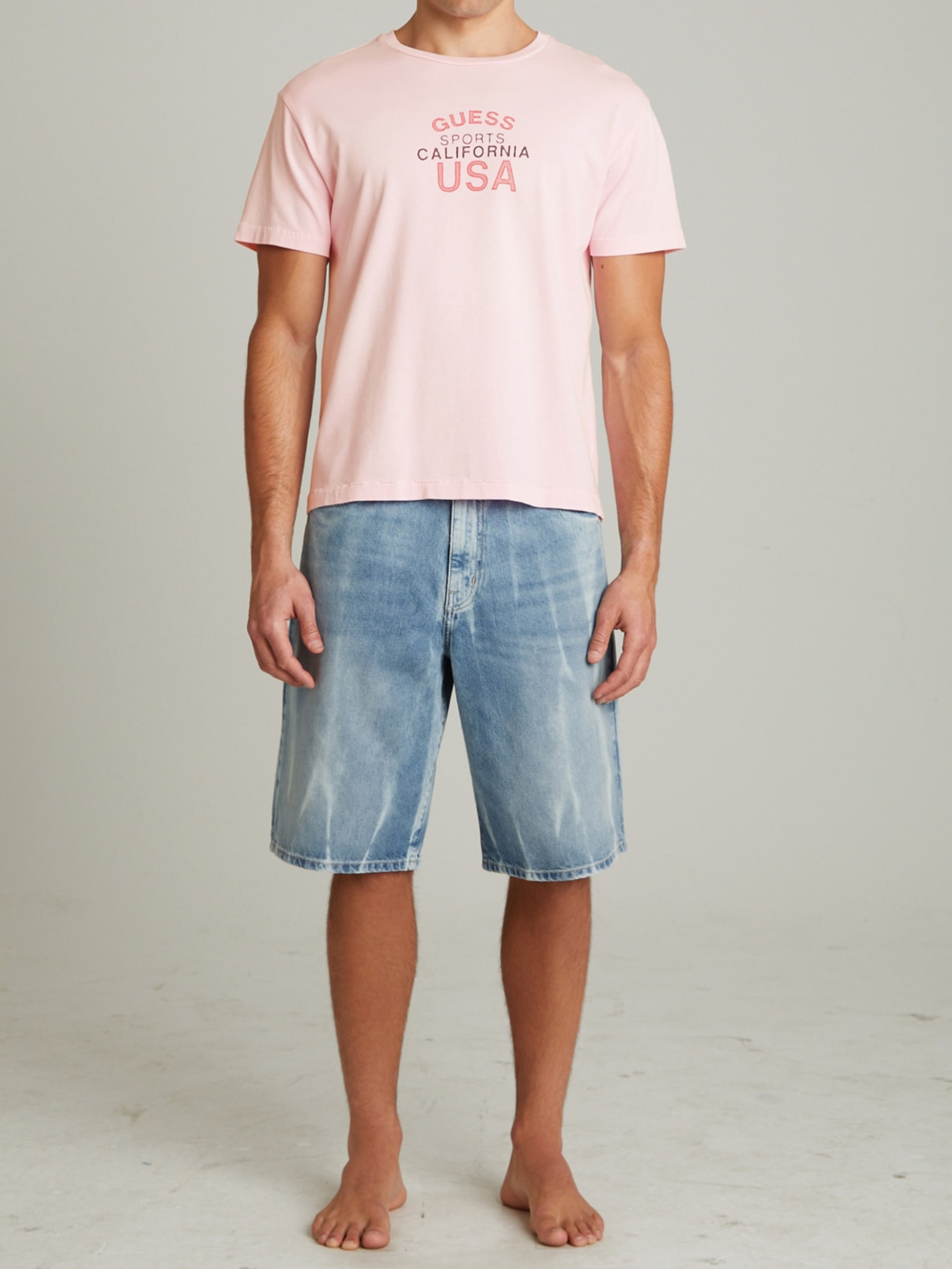 Camiseta com logo desbotado