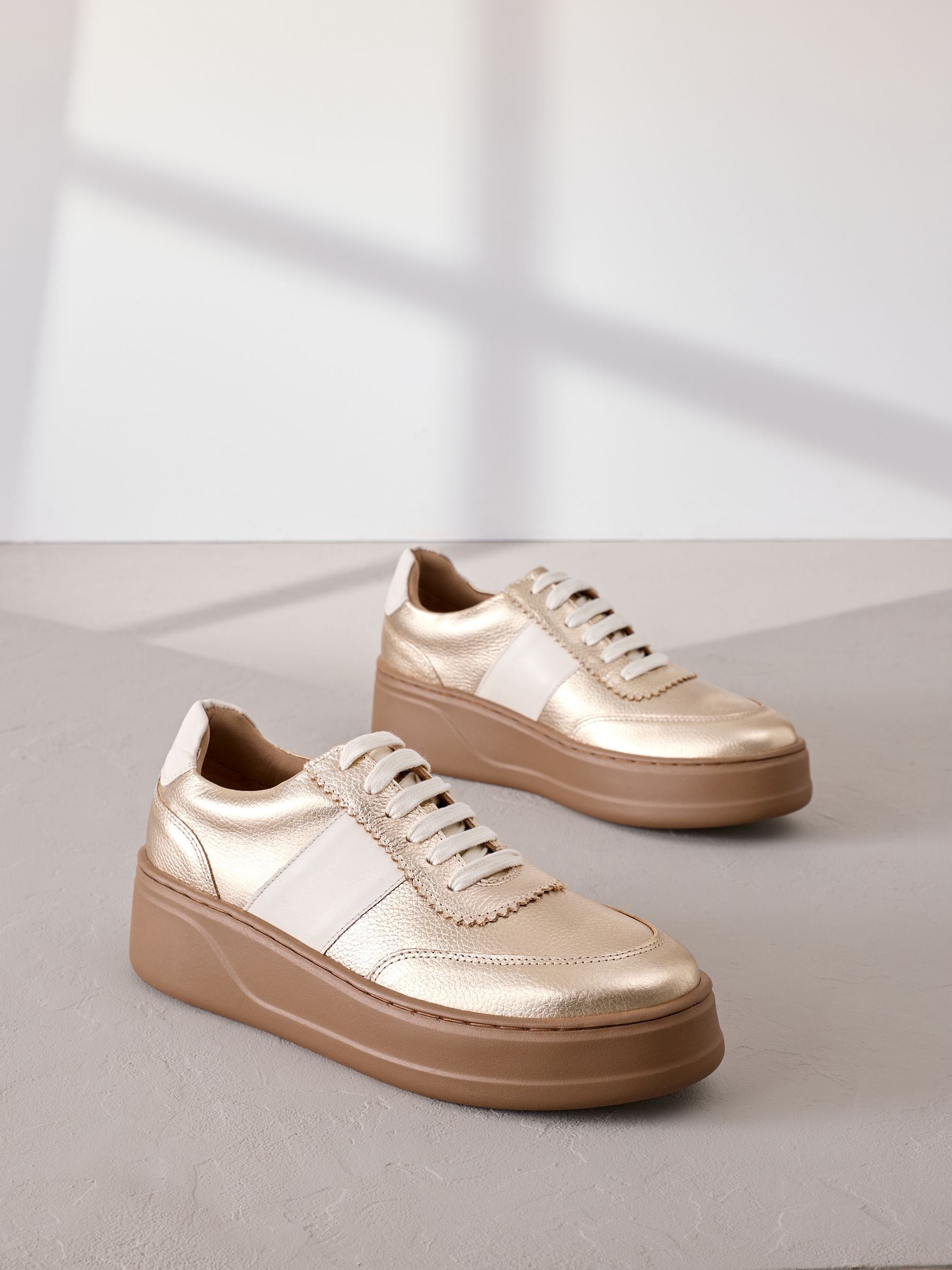 Goud - Signature premium leren sneakers met veters en grove sleehak