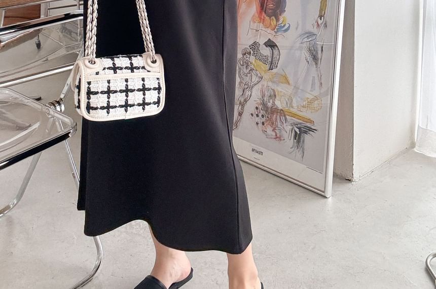 Chubby Girl - effen geplooide losse midi-jurk met pofmouwen