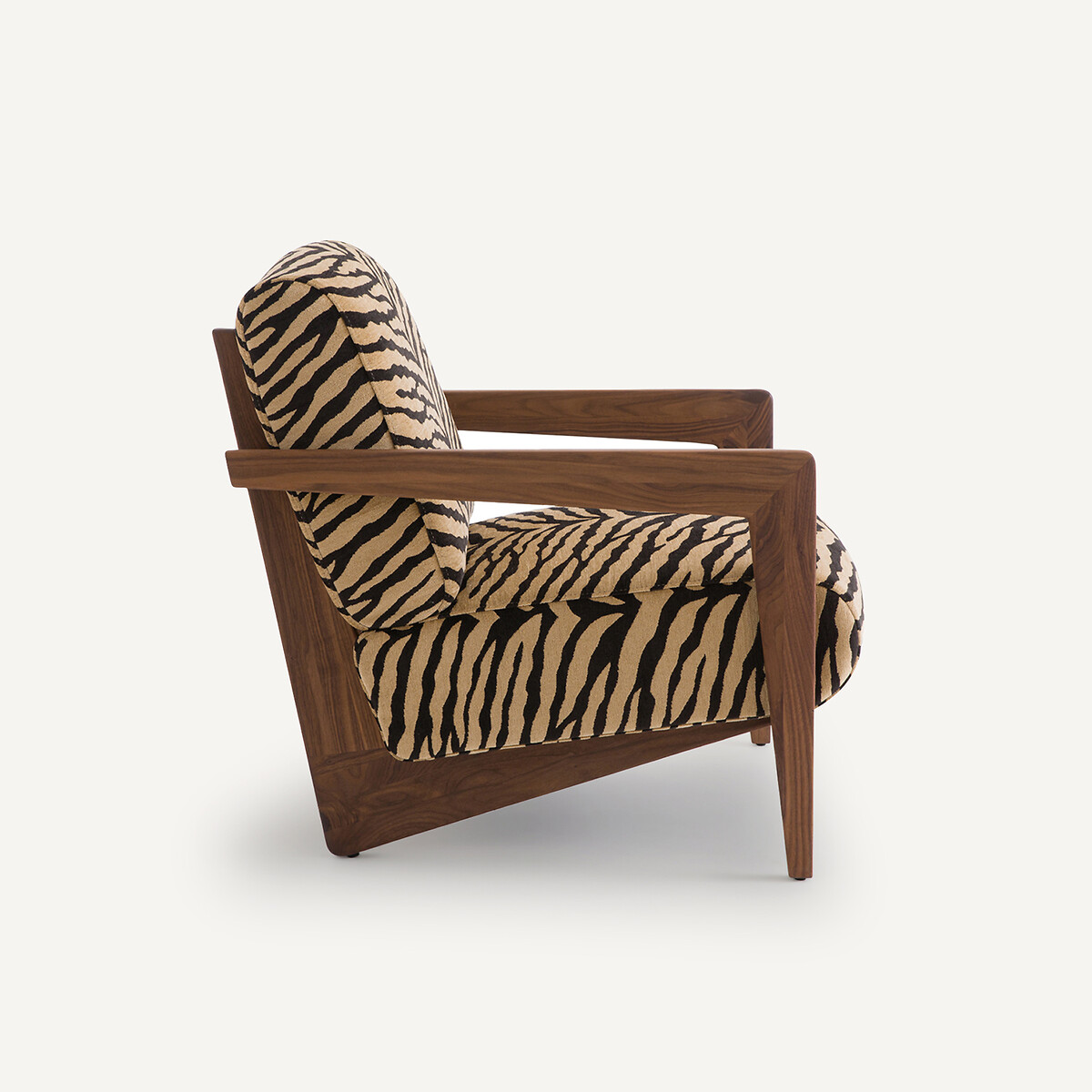 AM.PM<br>Poltrona em nogueira maciça, tecido jacquard, Izag