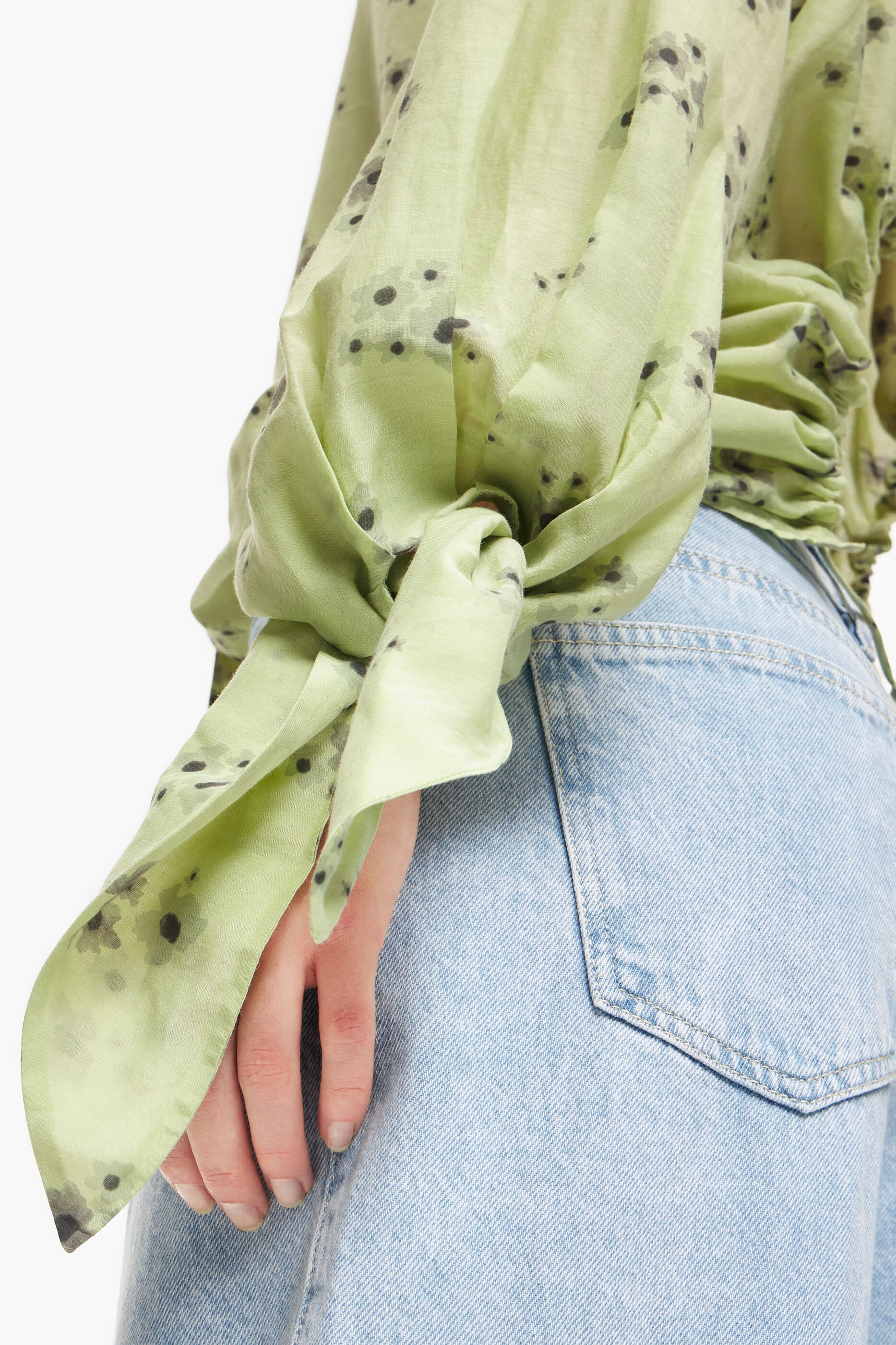 Camiseta com estampa de flores acrílicas verdes