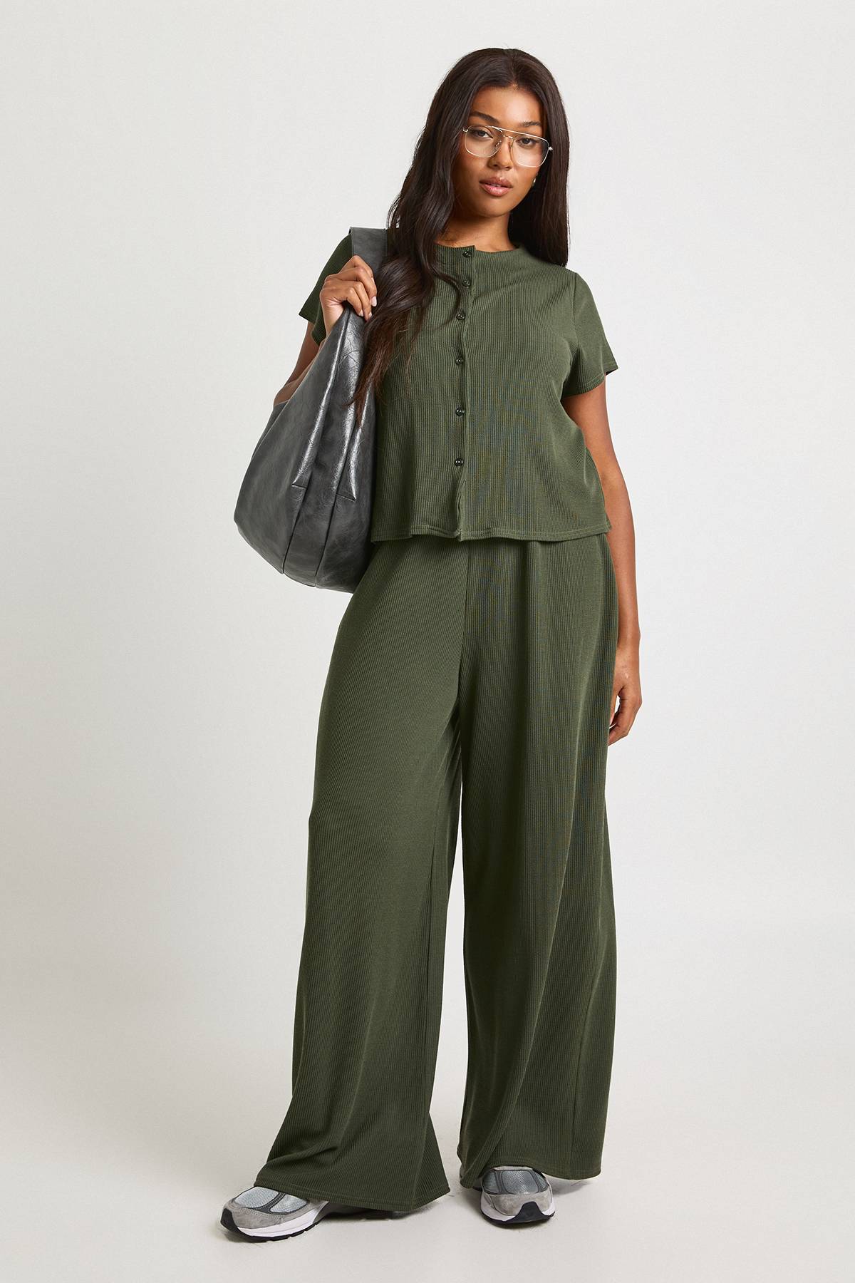 boohoo Ensemble Grande Taille Top Côtelé Froissé Boutonné À Manches Courtes Et Pantalon