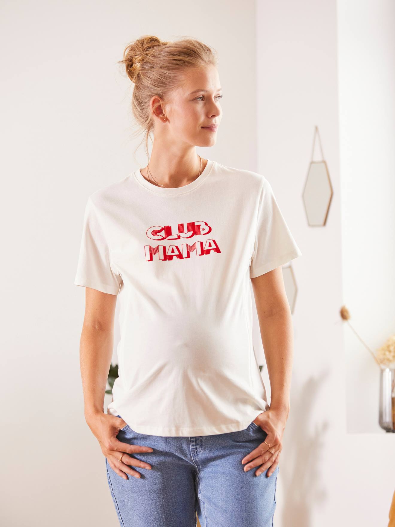 Camiseta branca lisa com uma mensagem sobre gravidez e amamentação.