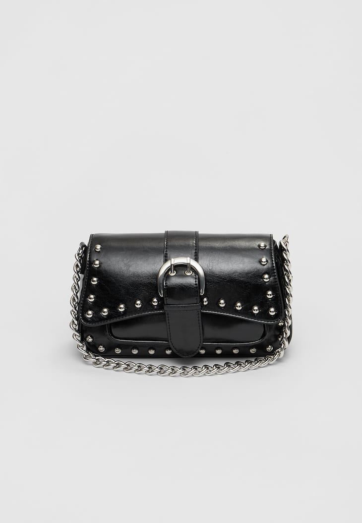 Bolsa de ombro com fivela e tachas.