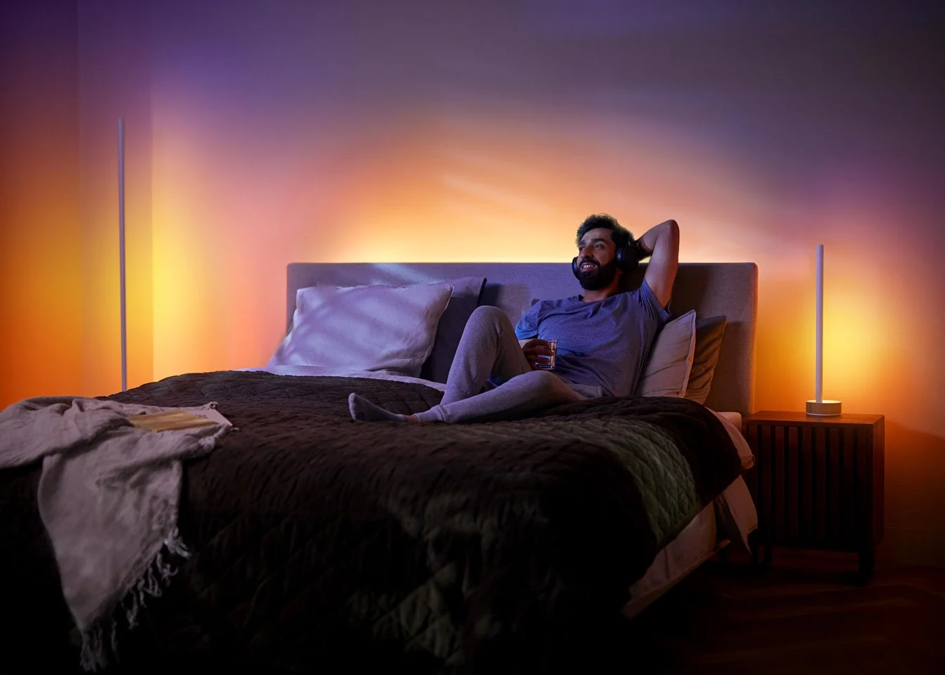 Philips Hue - Signe Gulvlampe - Gradient - Hvid & Farve Ambiance - Eg