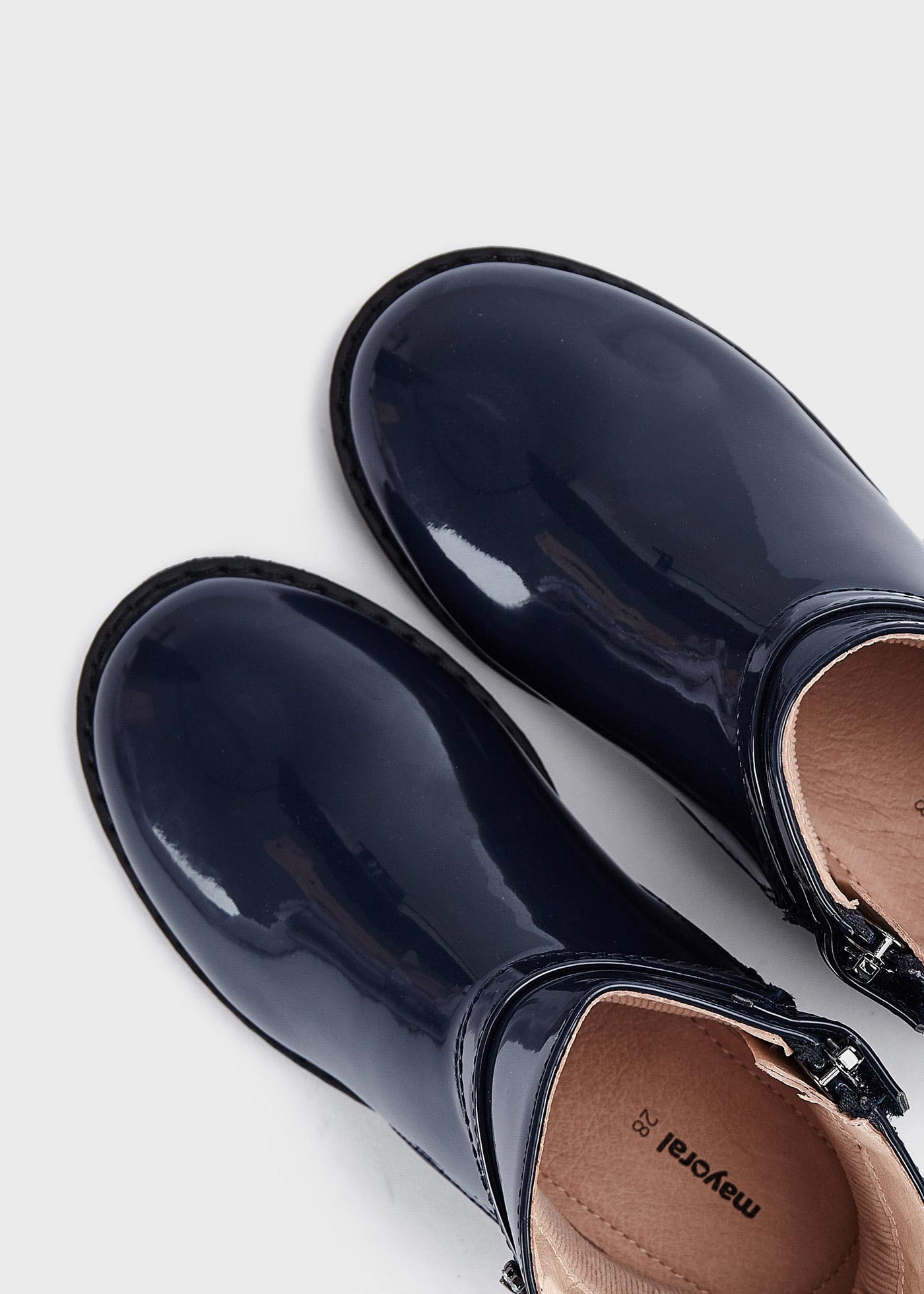 Botas de cano curto em verniz para meninas