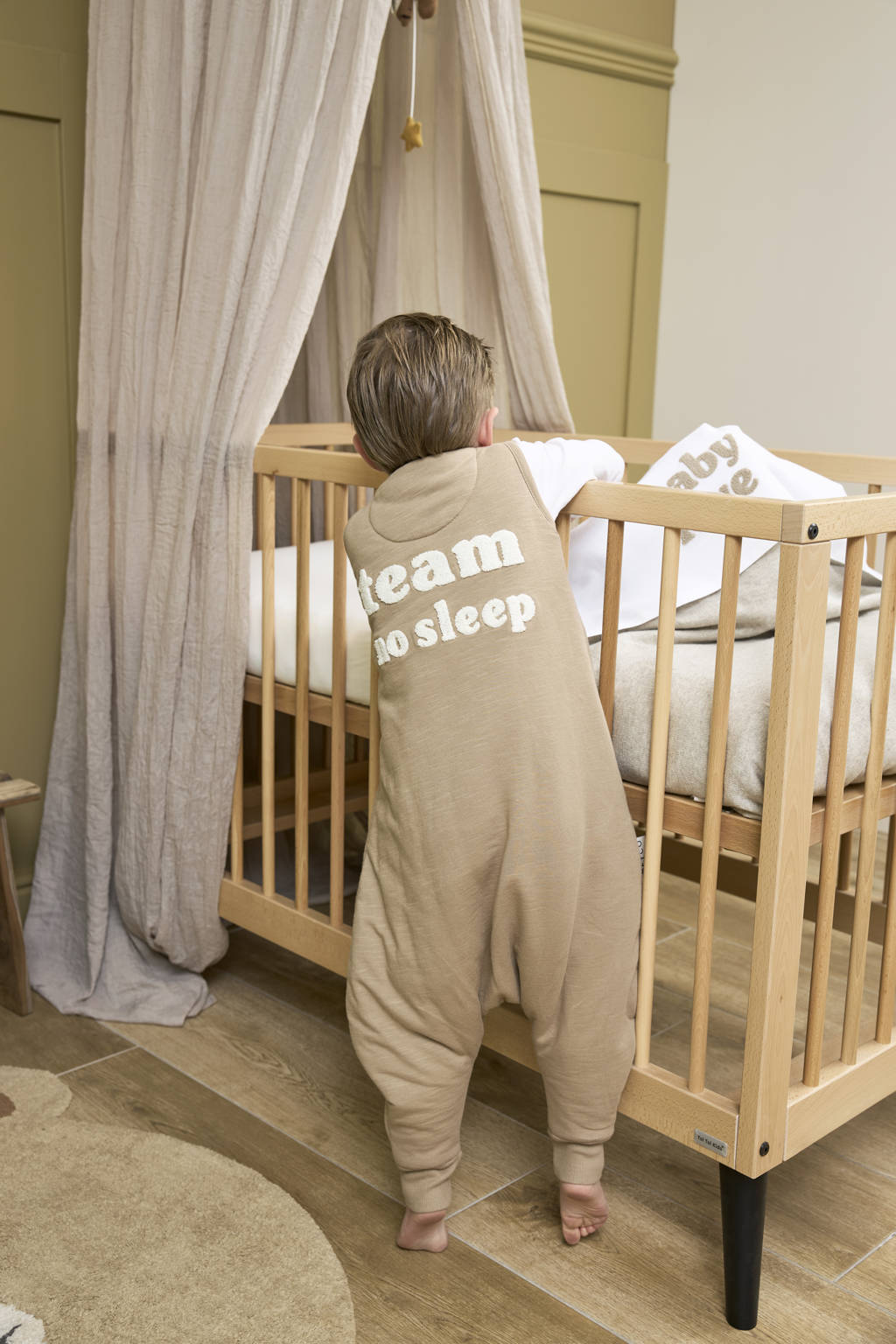 winter slaapoverall jumper Team no sleep taupe/offwhite