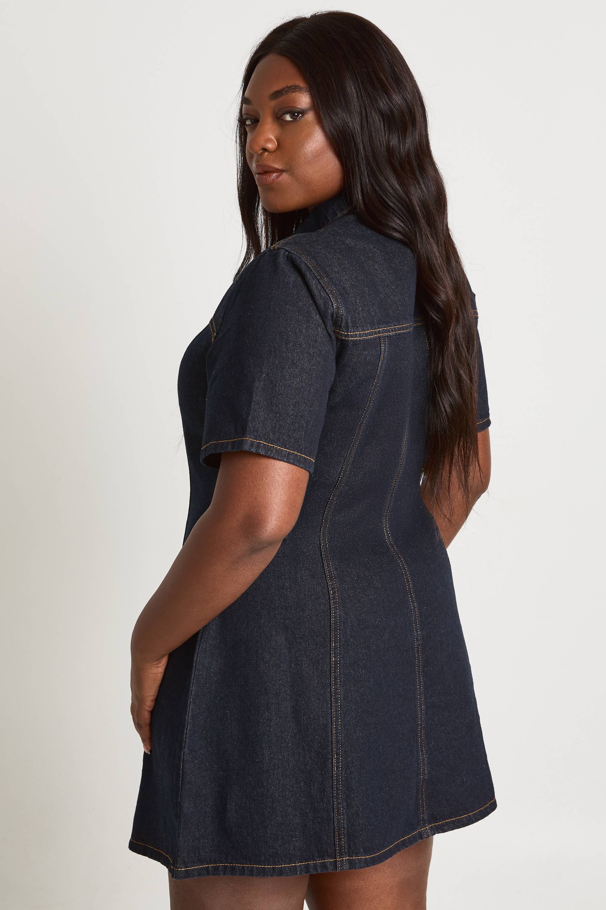 boohoo Robe En Jean Cintrée À La Taille Manches Courtes Grande Taille