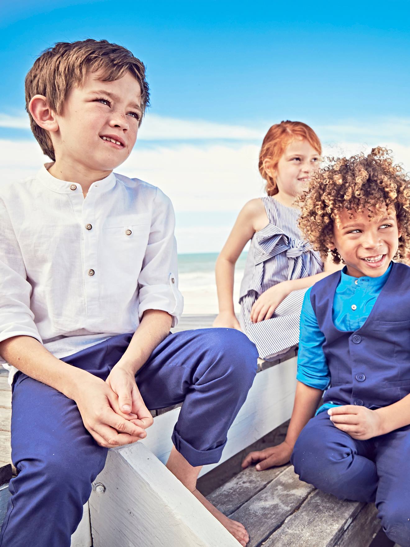 Camisa infantil de linho/algodão com gola mandarim, mangas compridas, cor azul-marinho lisa.
