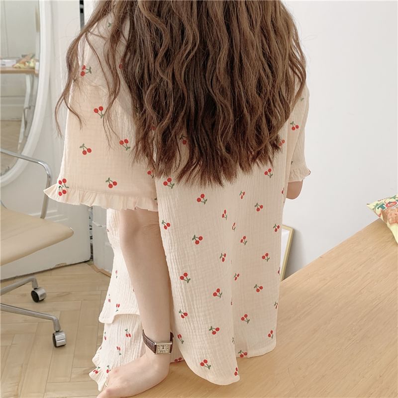 Gecko - Pyjamaset: Shirt met korte mouwen en kersenprint + korte broek