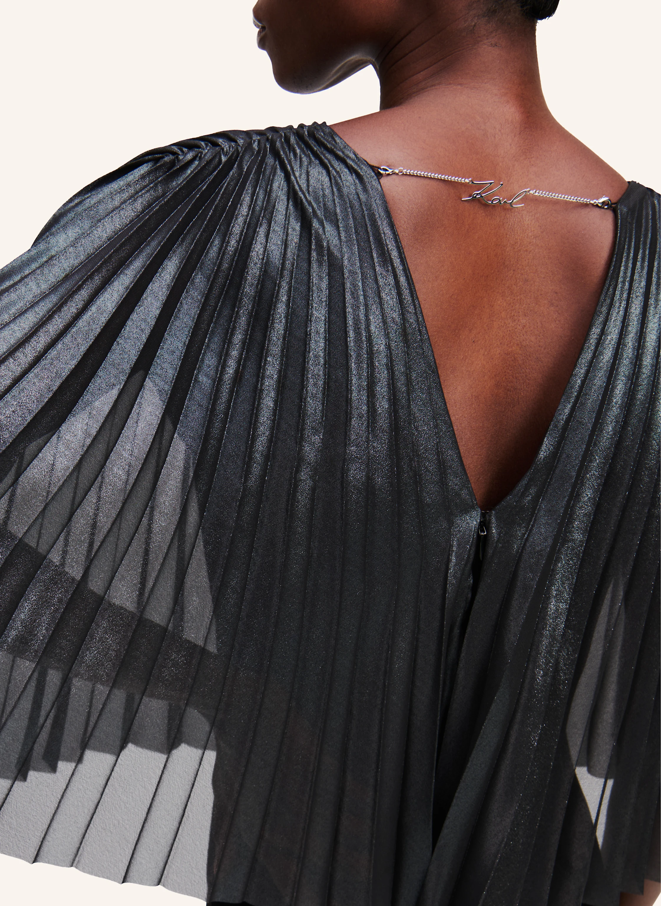 KARL LAGERFELD JUMPSUIT MIT PLISSIERTEM CAPE