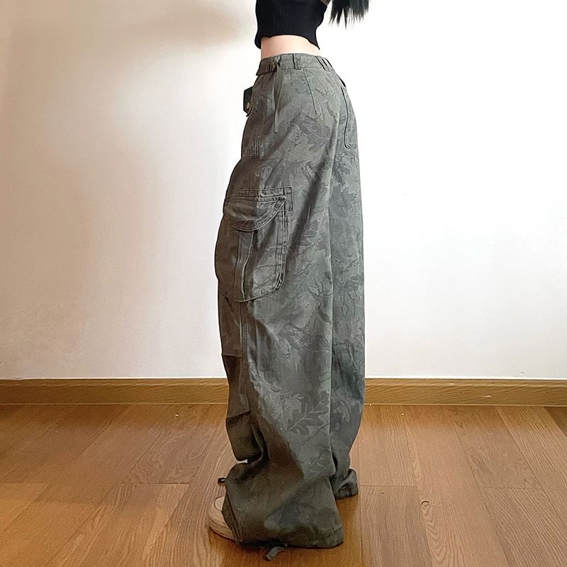 Puffie - Lage taille camouflageprint cargobroek met wijde pijpen