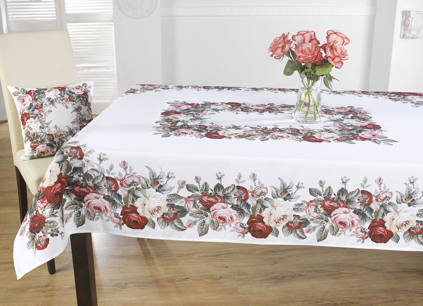 Aussdrucksstarke Tischdecke mit bezauberndem Rosen-Dessin