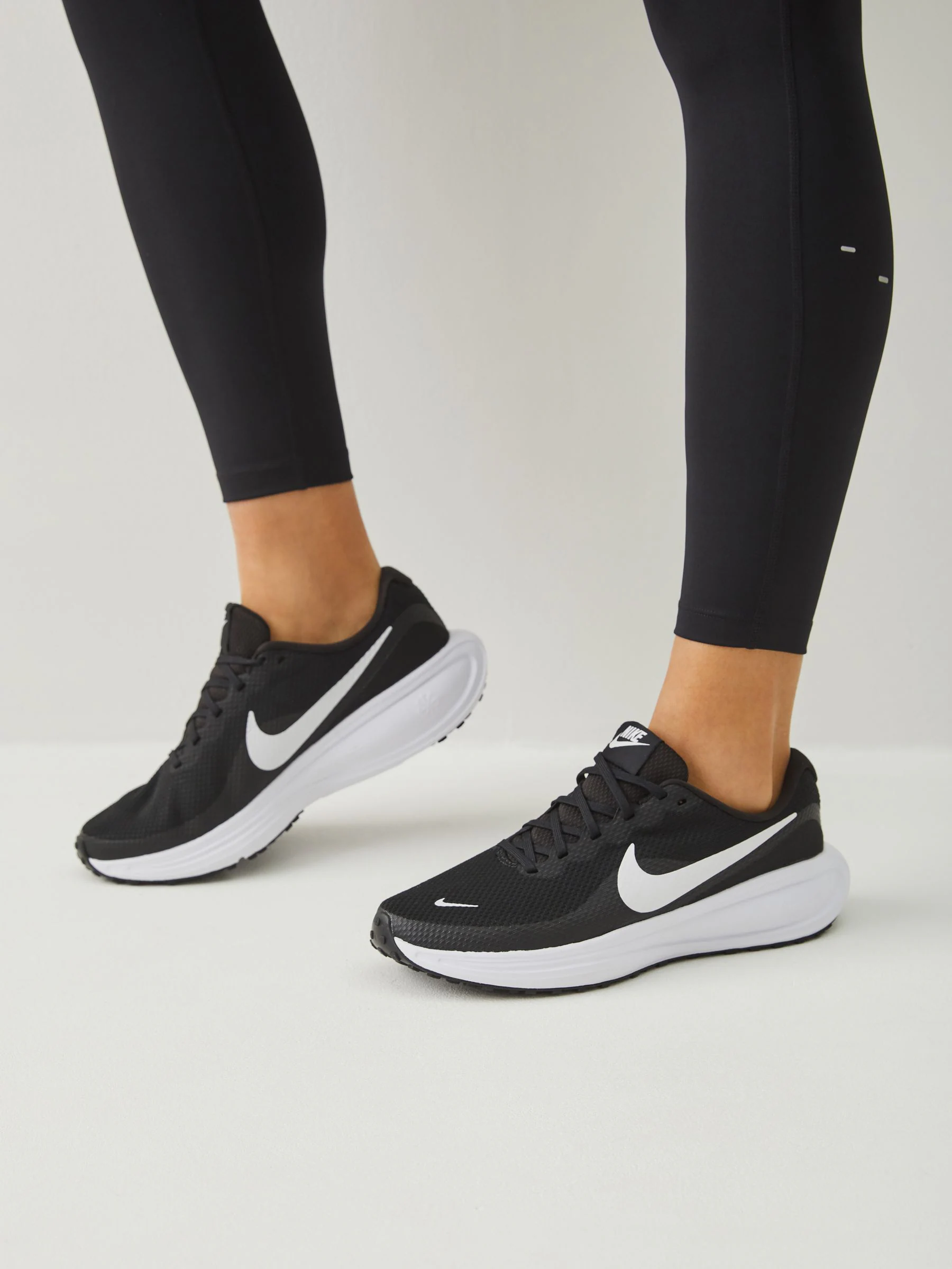 Zwart/wit - Nike Revolution 8 hardloopschoenen