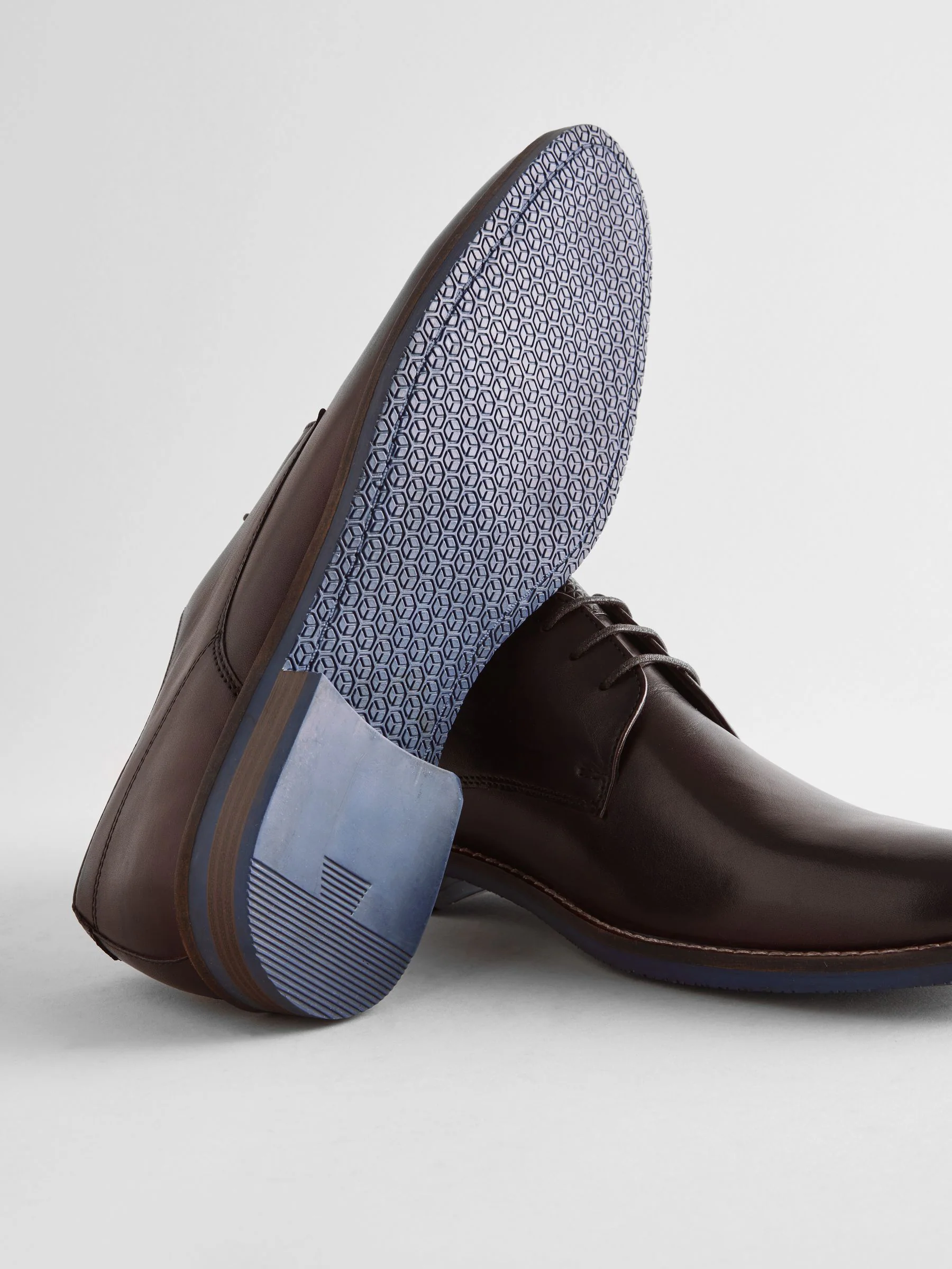 Bruin - Standaard pasvorm - Leren Derby-schoenen met contrasterende marineblauwe zool