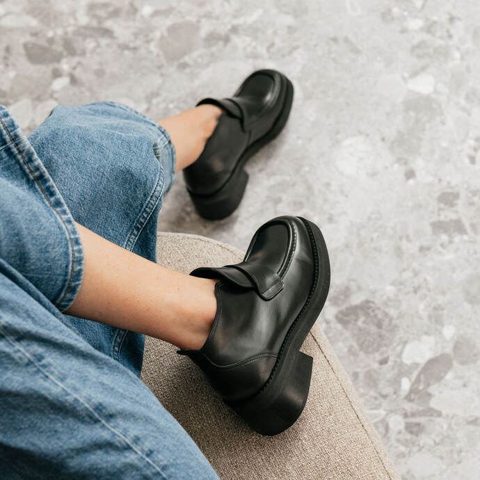 Mocassins à languettes et bouts carrés  en cuir noir