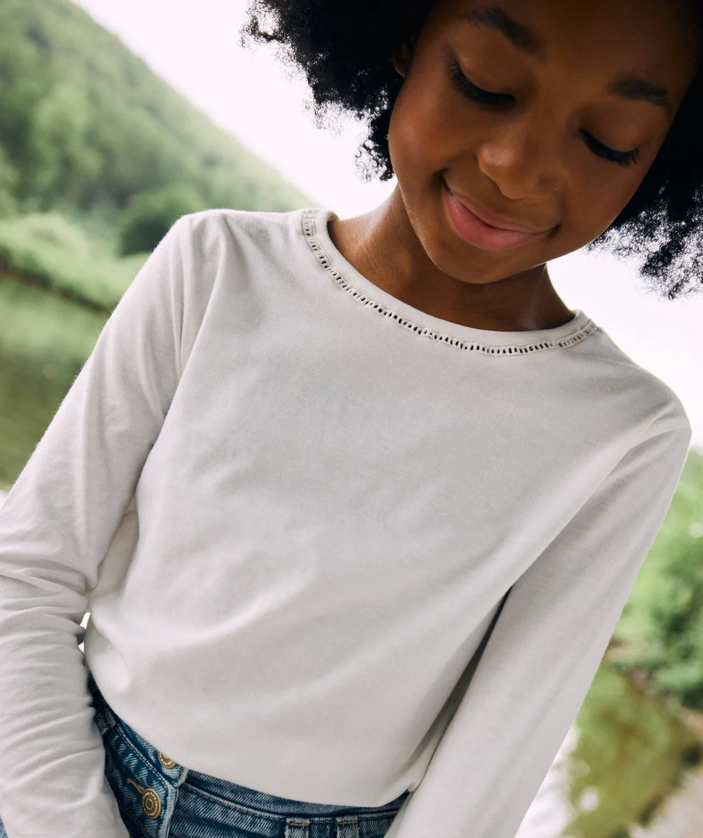 T-SHIRT FILLE EN COTON BIO BLANC AVEC DÉTAILS AJOURÉS