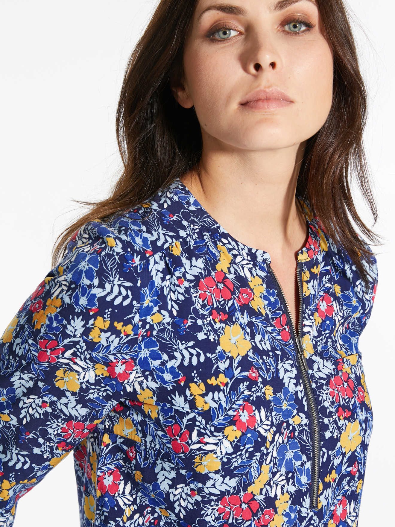 Blouse fluide zippée poitrine généreuse